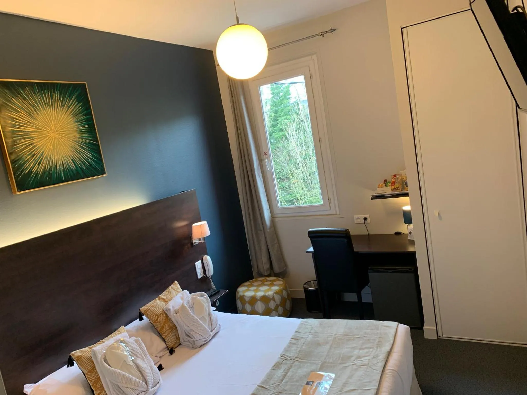 Photo of the whole room, Bed in Logis hôtel Aux Berges de l'Aveyron