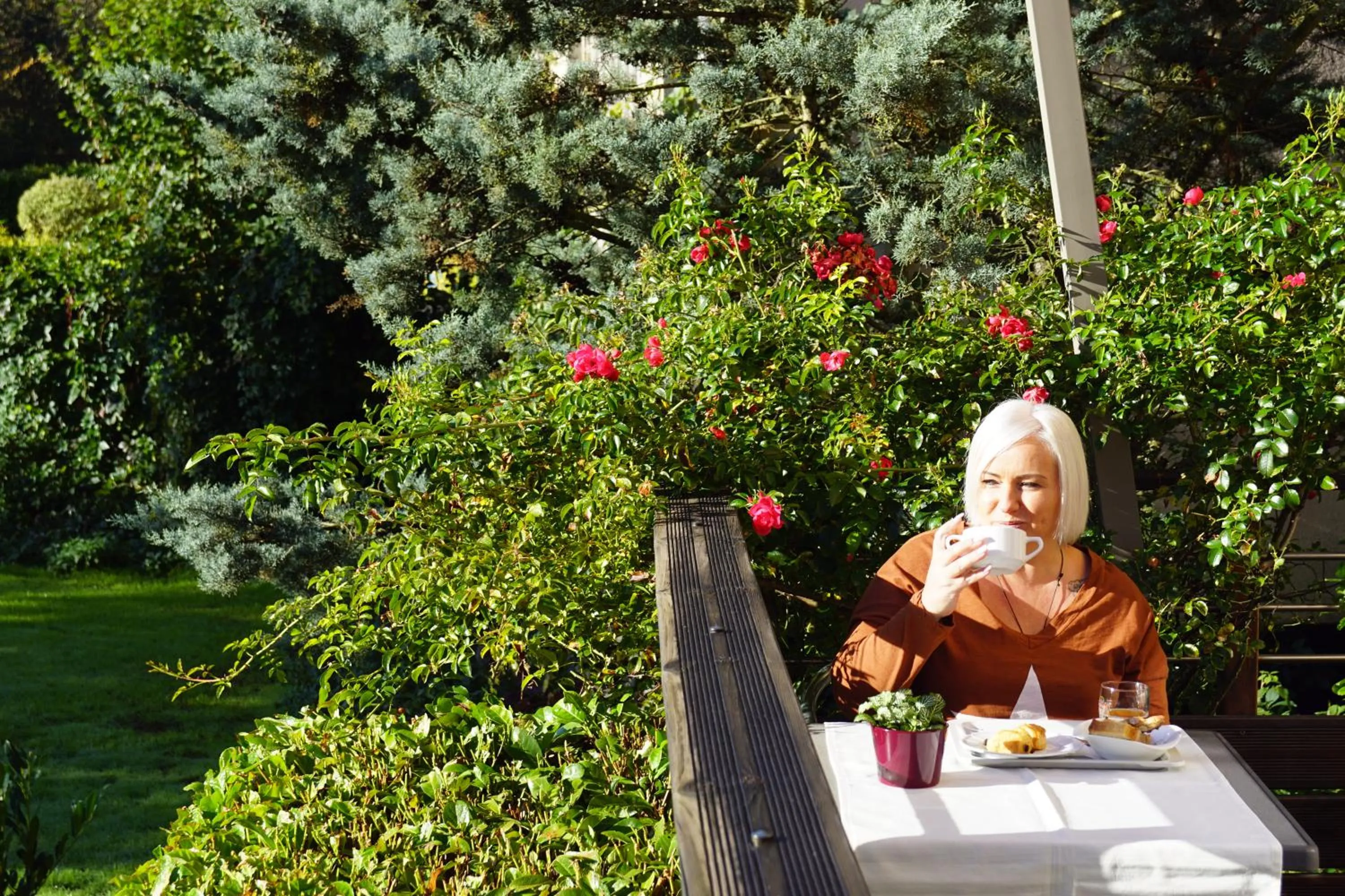 Patio in Logis hôtel Aux Berges de l'Aveyron