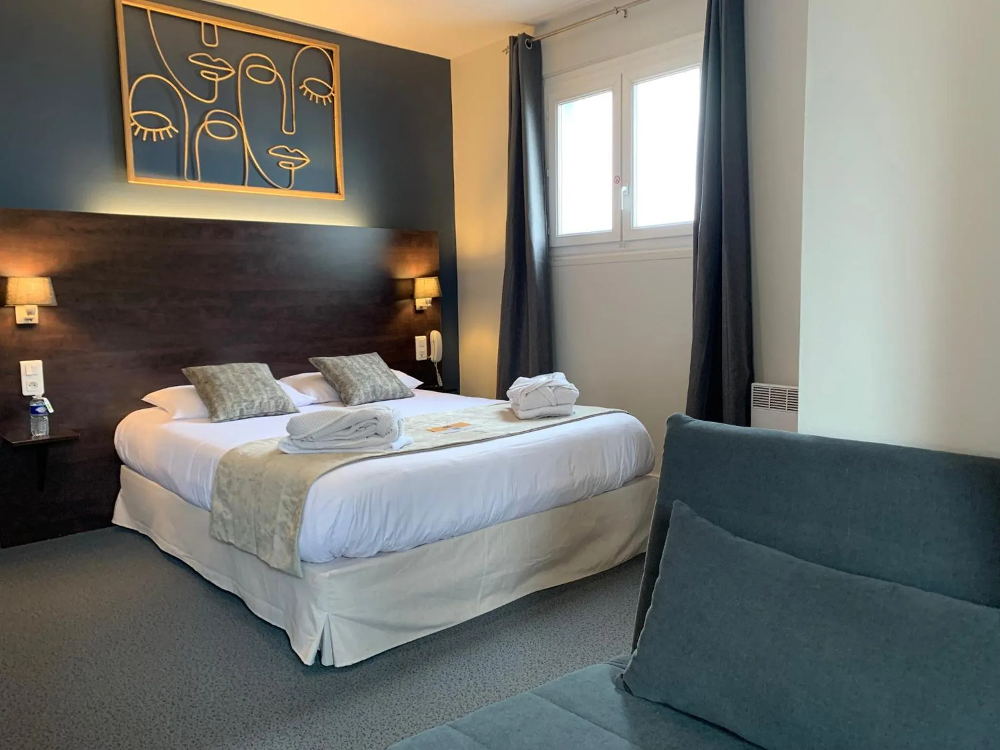 Bed in Logis hôtel Aux Berges de l'Aveyron