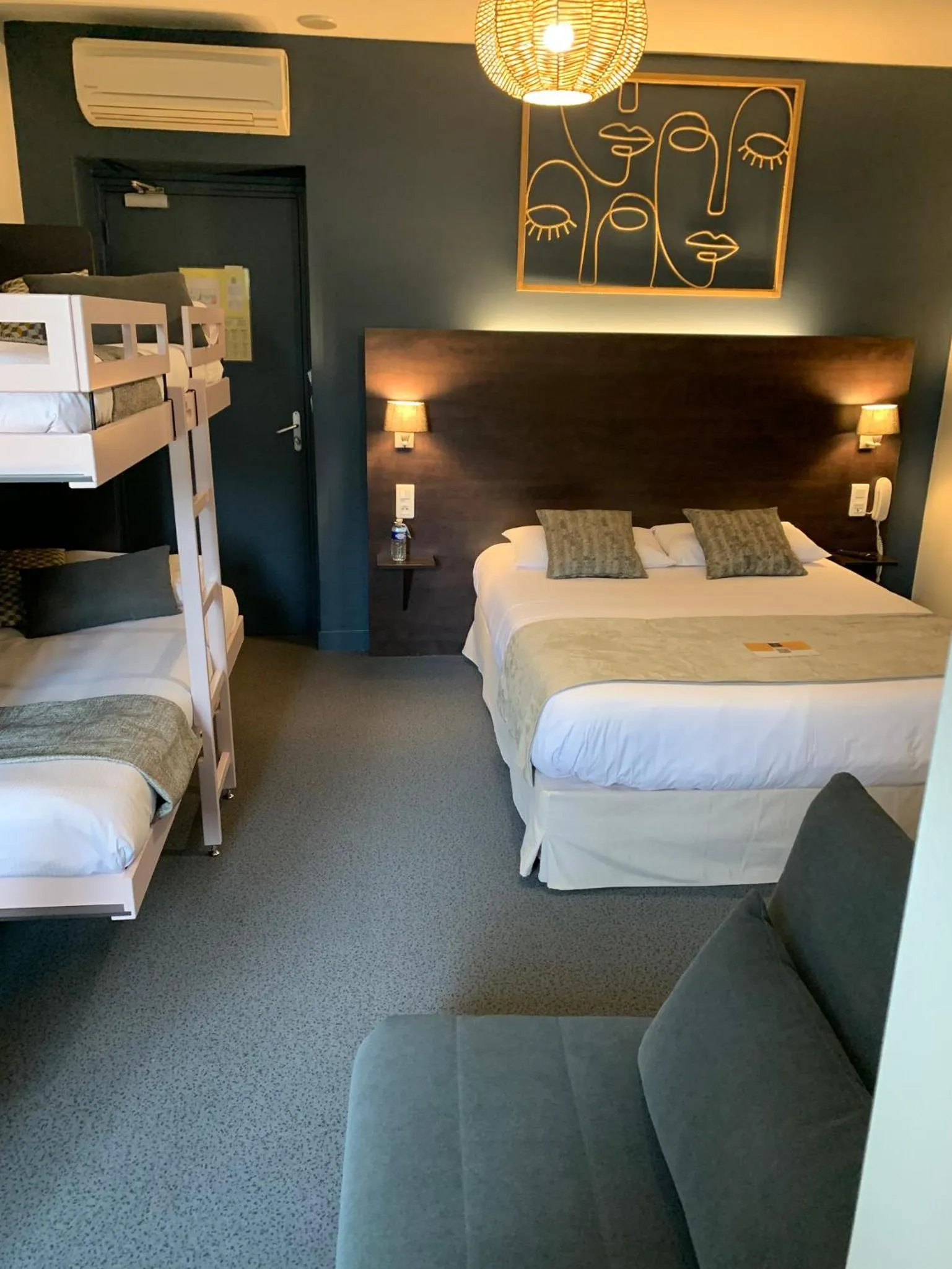 Bed in Logis hôtel Aux Berges de l'Aveyron