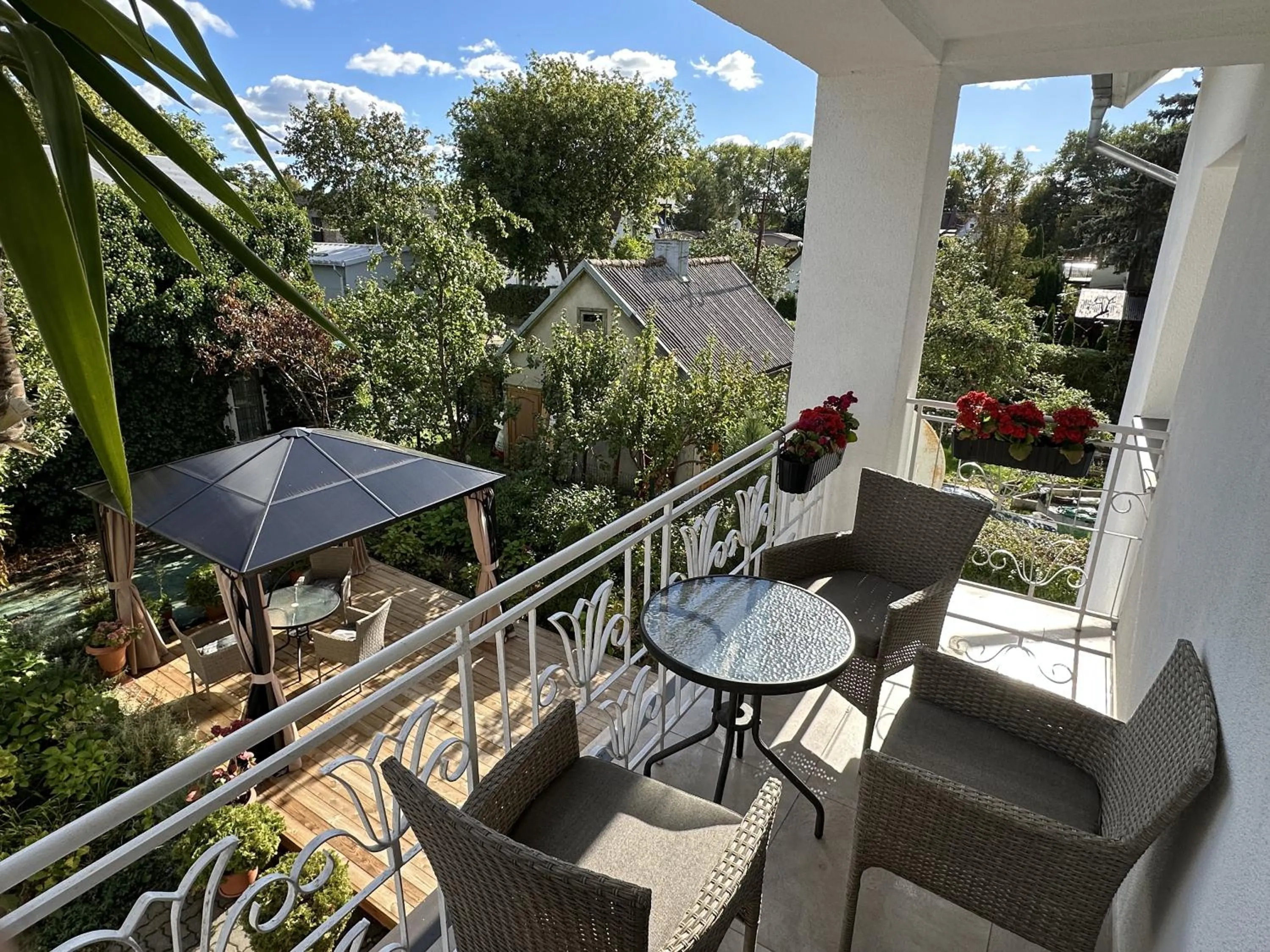 Apartamentai šalia baseino