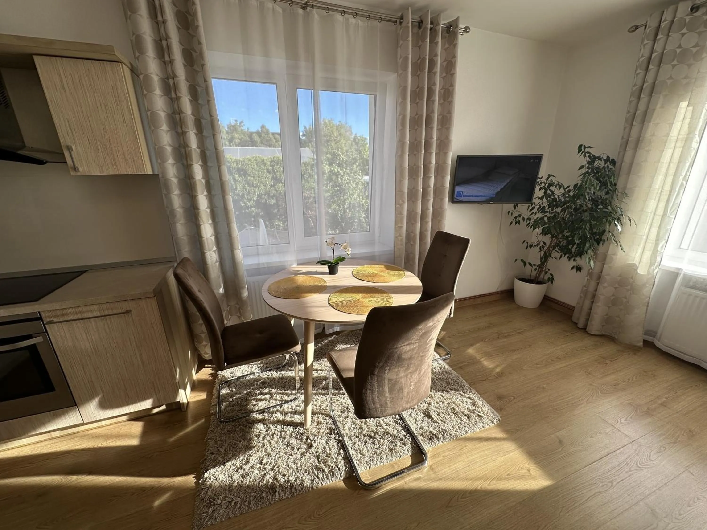 Apartamentai šalia baseino