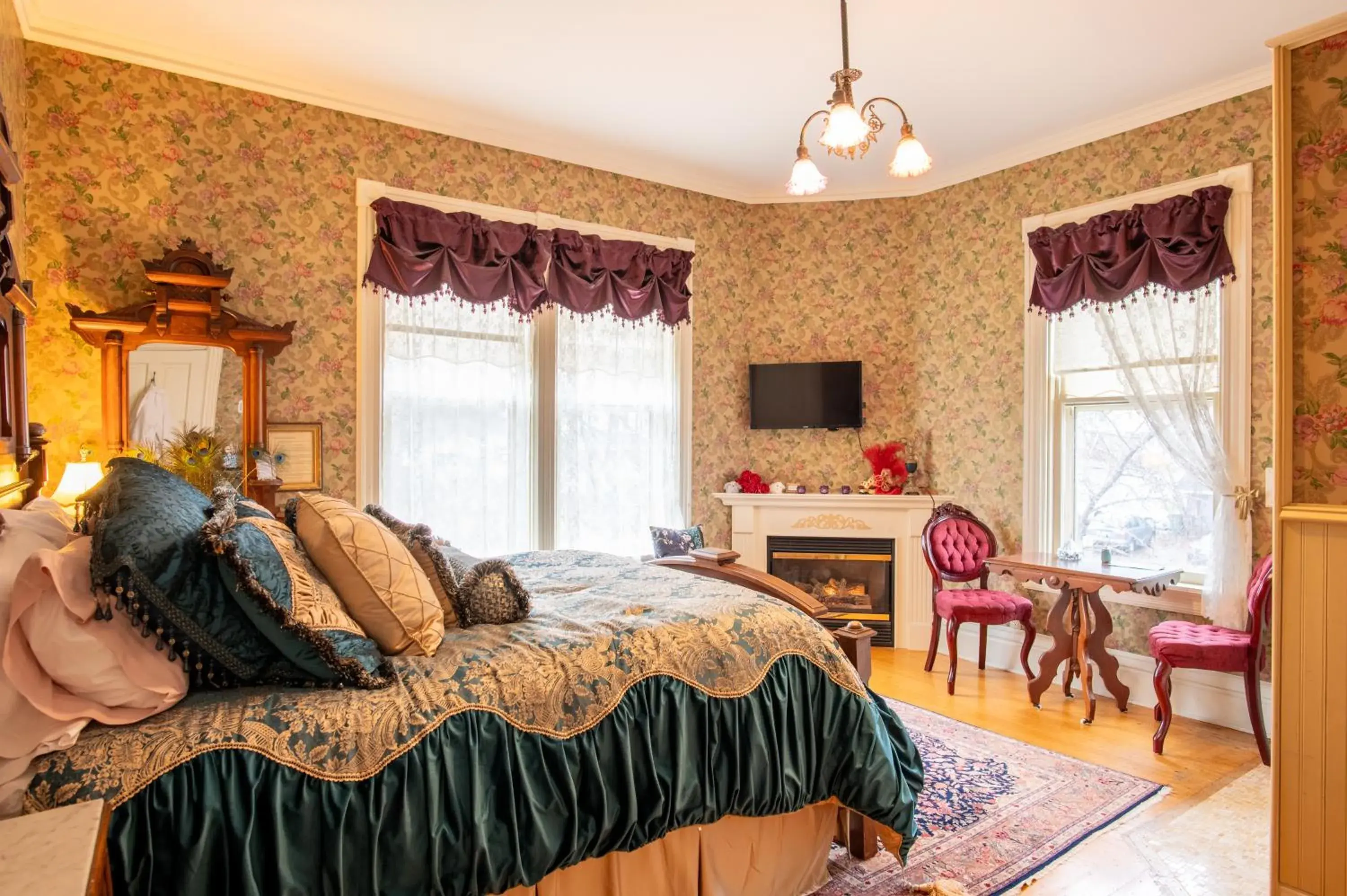 Queen Suite in Aurora Staples Inn Queen Suite in Aurora Staples Inn