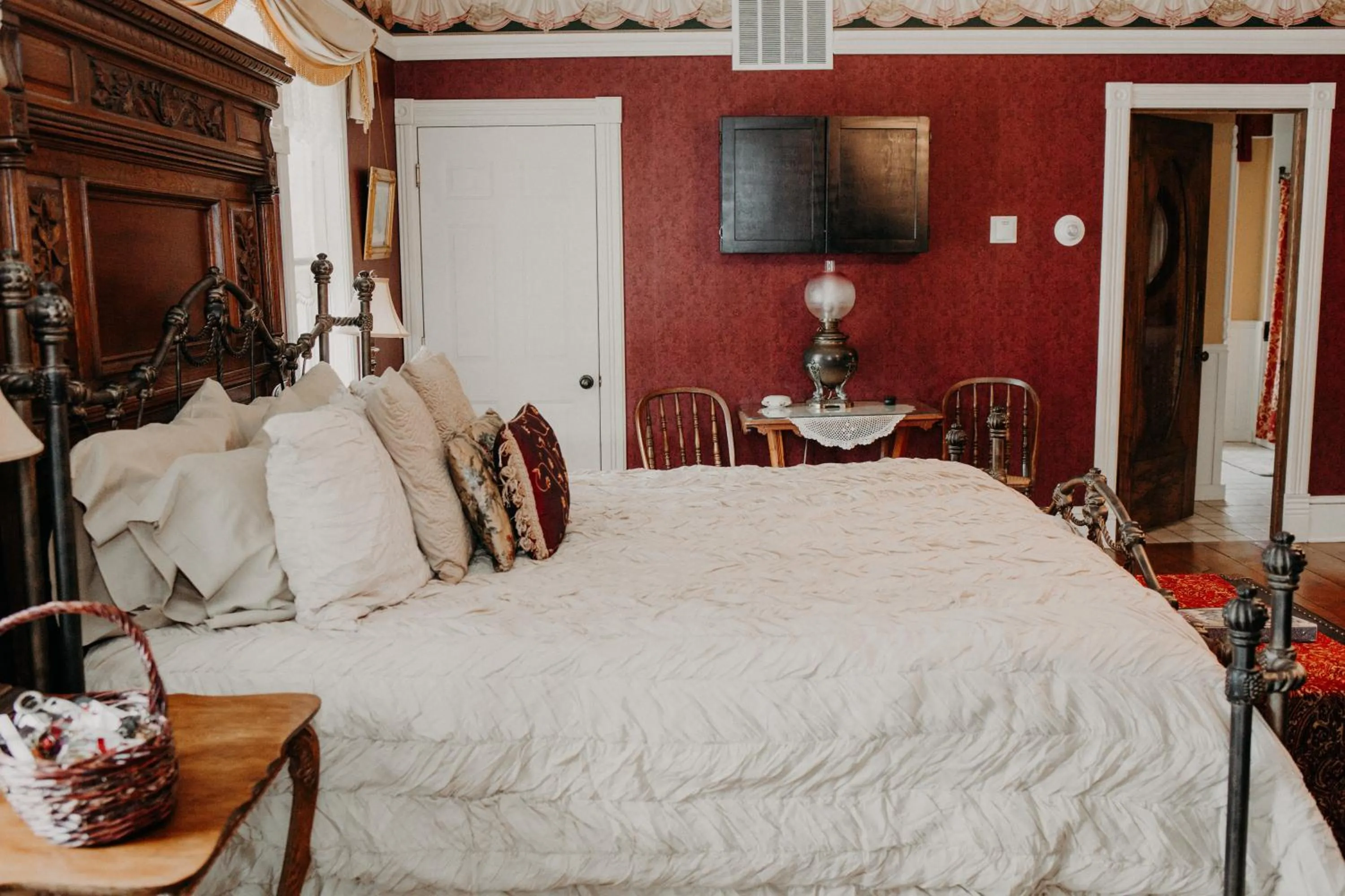 Bed in Aurora Staples Inn