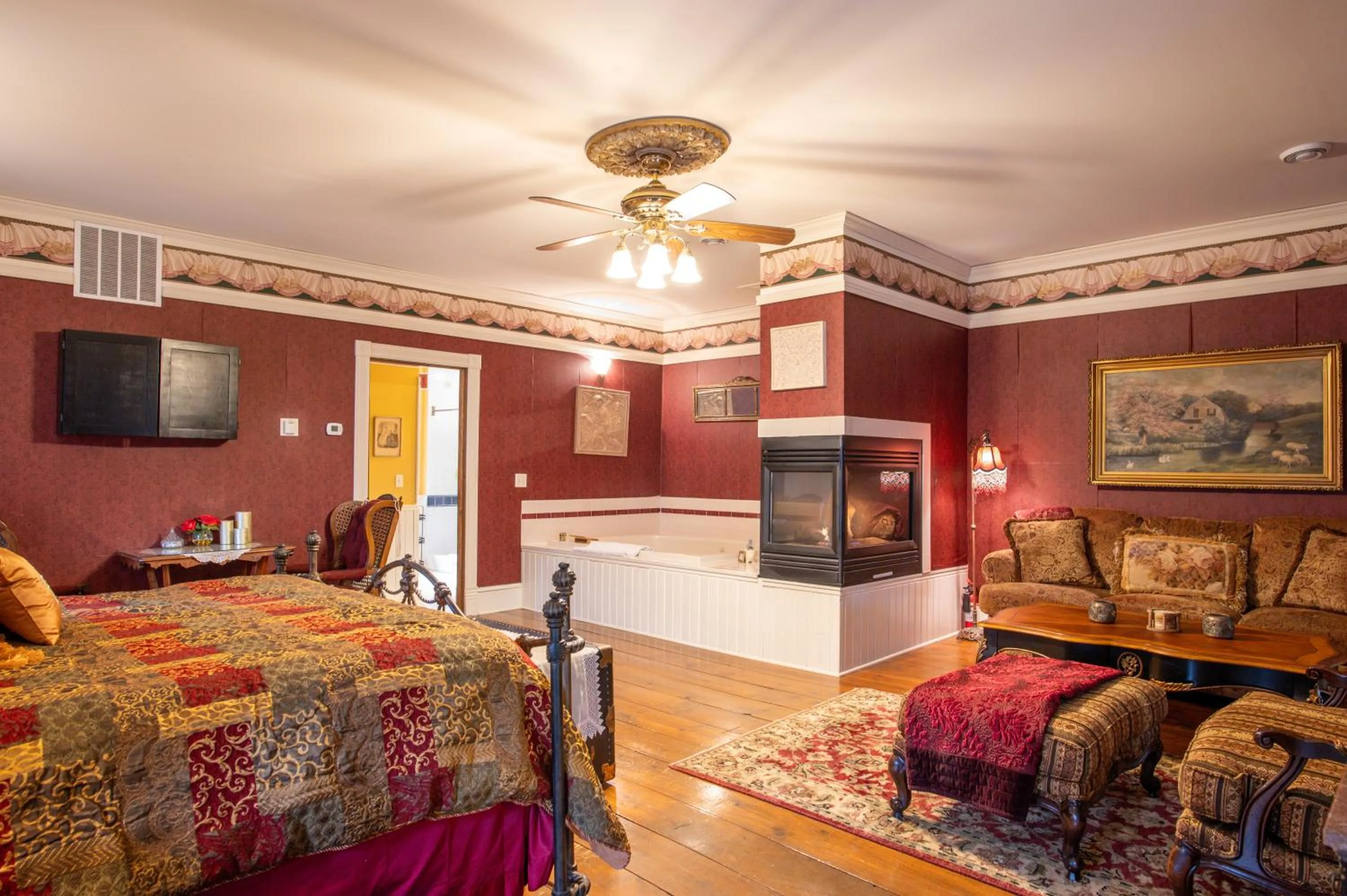 Bed in Aurora Staples Inn