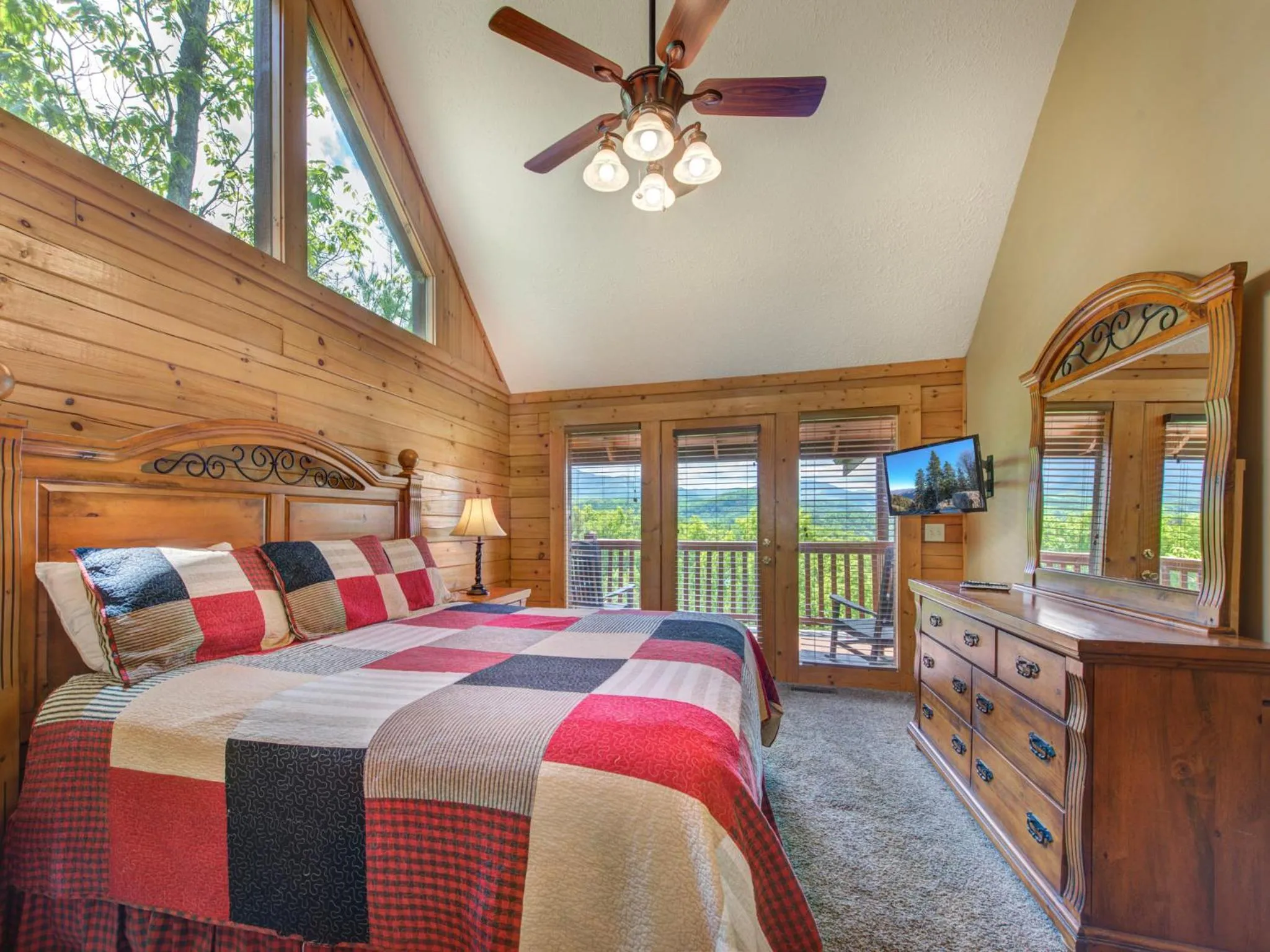 Property building, Bed in Eagles Point Lodge