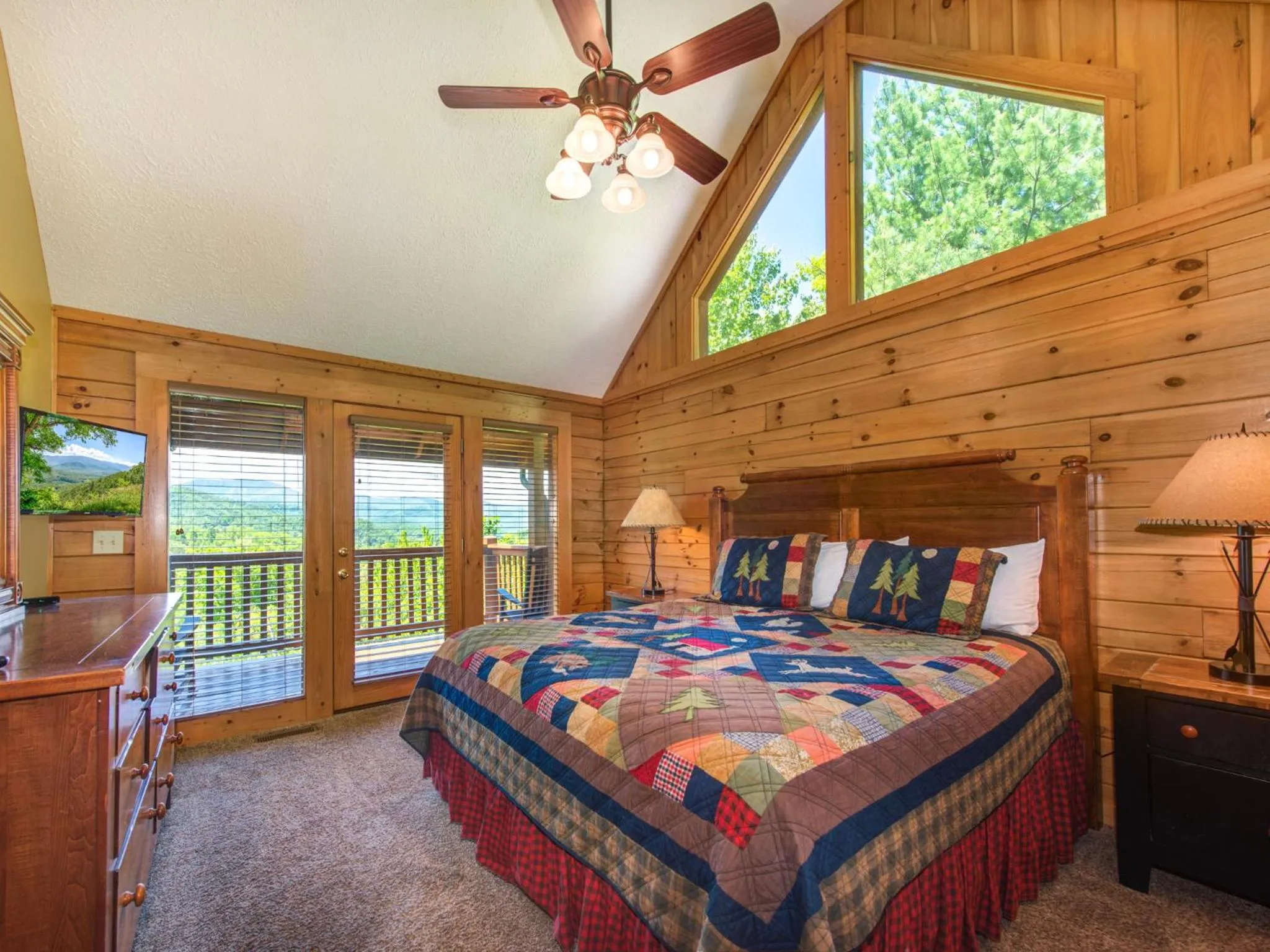 Bedroom, Bed in Eagles Point Lodge