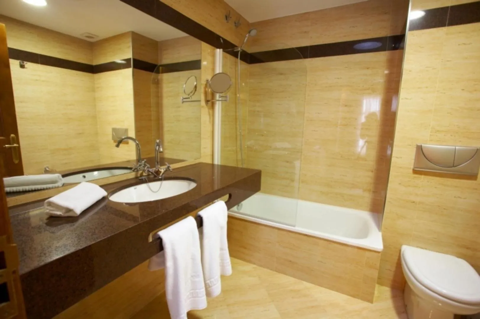 Shower in Hotel Vila do Val