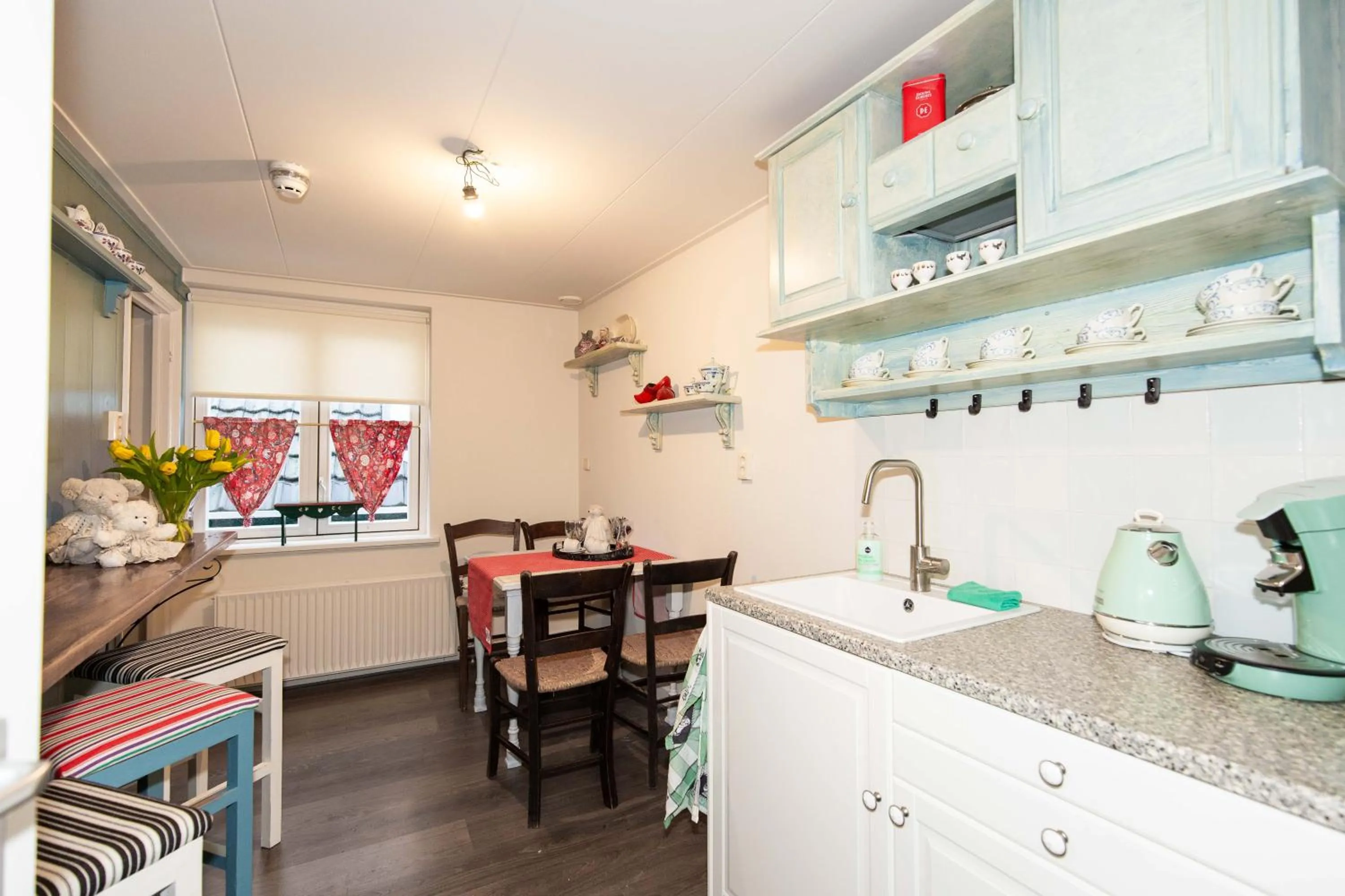 Communal kitchen in Bed and Breakfast De Pepersteeg