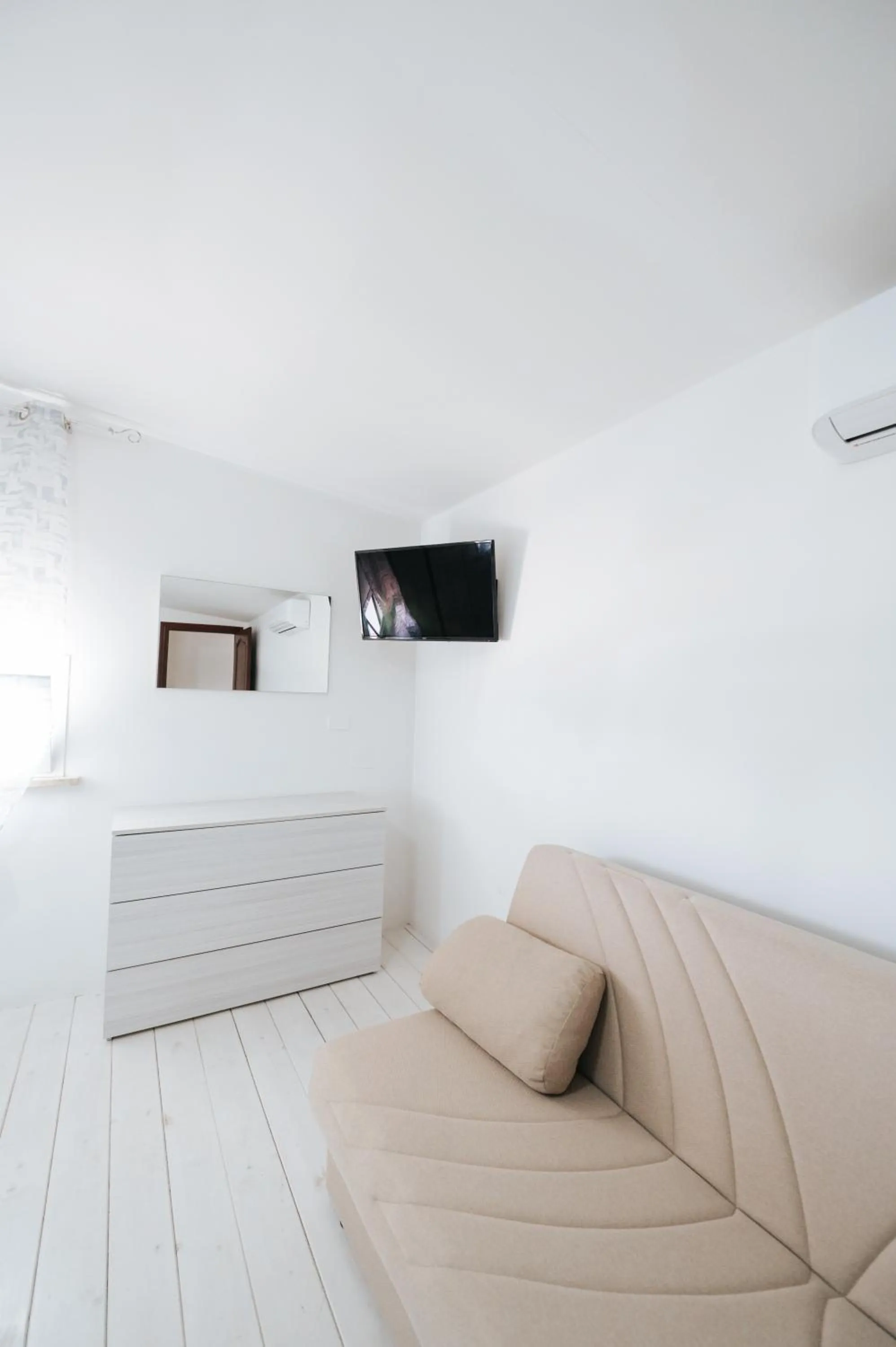 Communal lounge/ TV room, Bed in Gioema