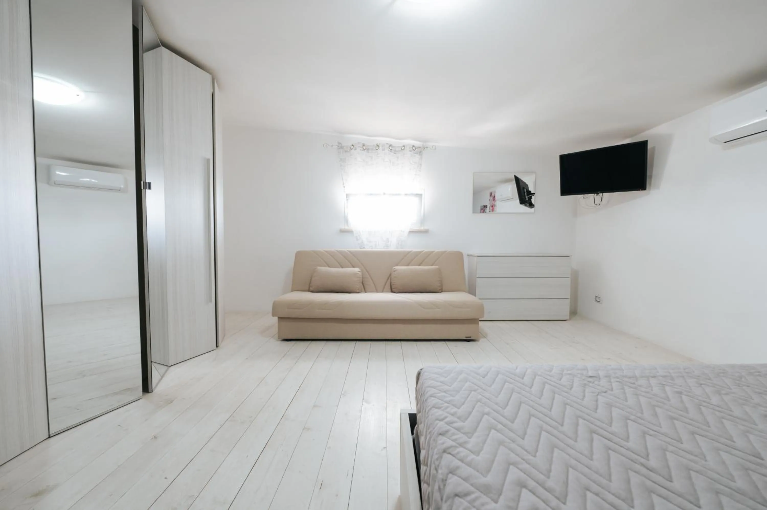 Communal lounge/ TV room, Bed in Gioema