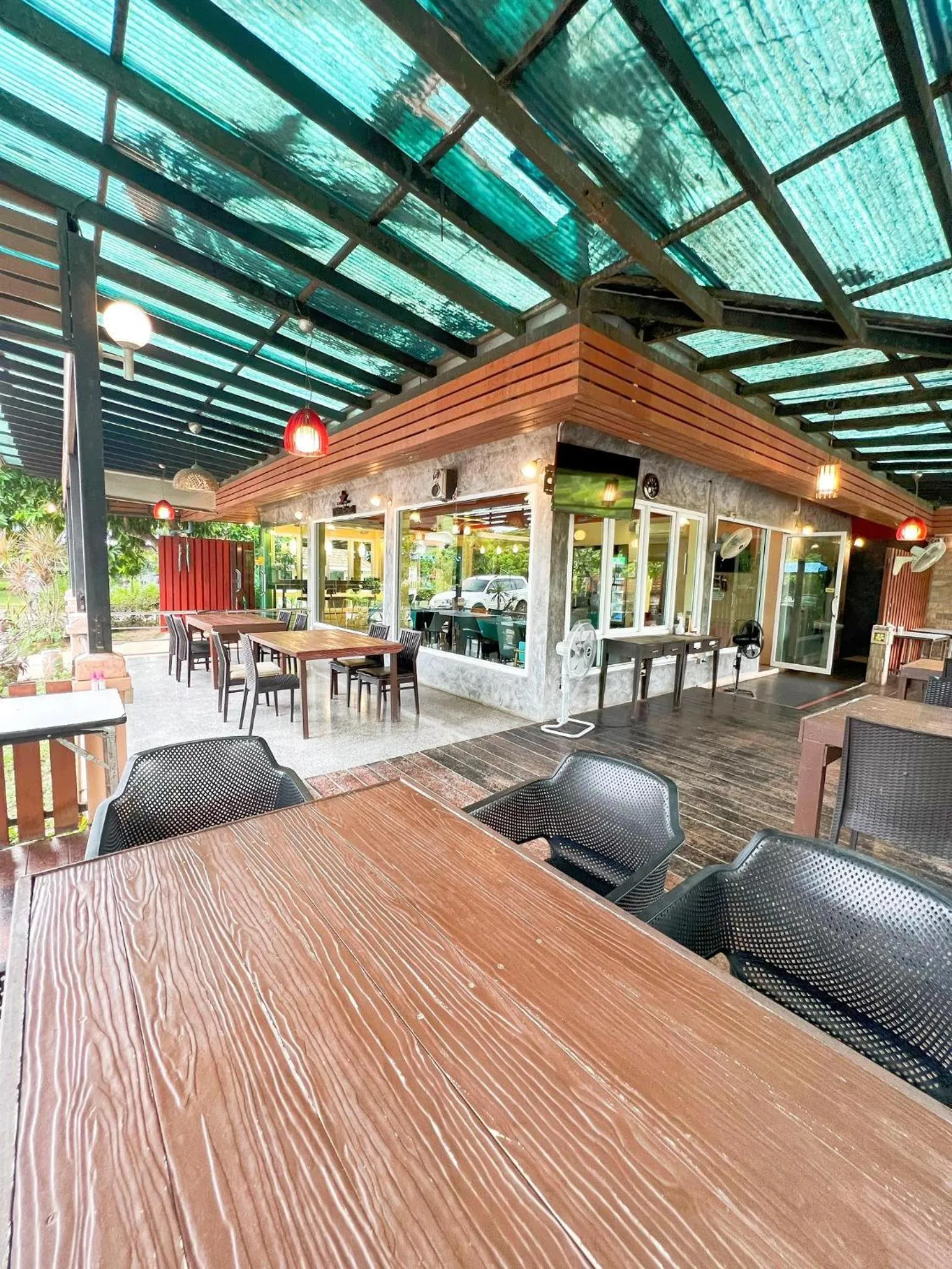 Restaurant/places to eat in Srikij GardenHome Resort