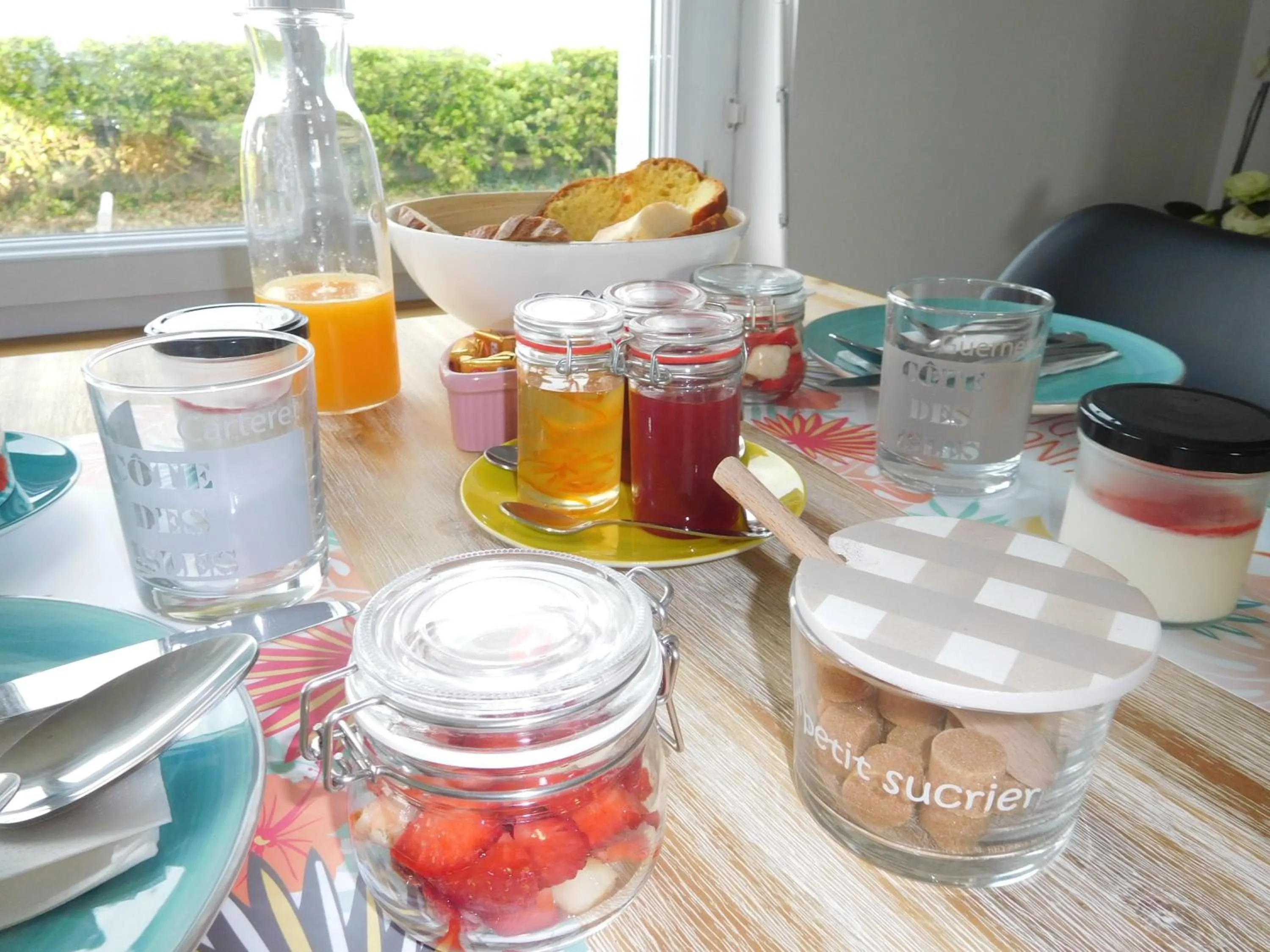 Continental breakfast in "La Cabine" atypique, vue mer à la VILLA PLEIN VENT