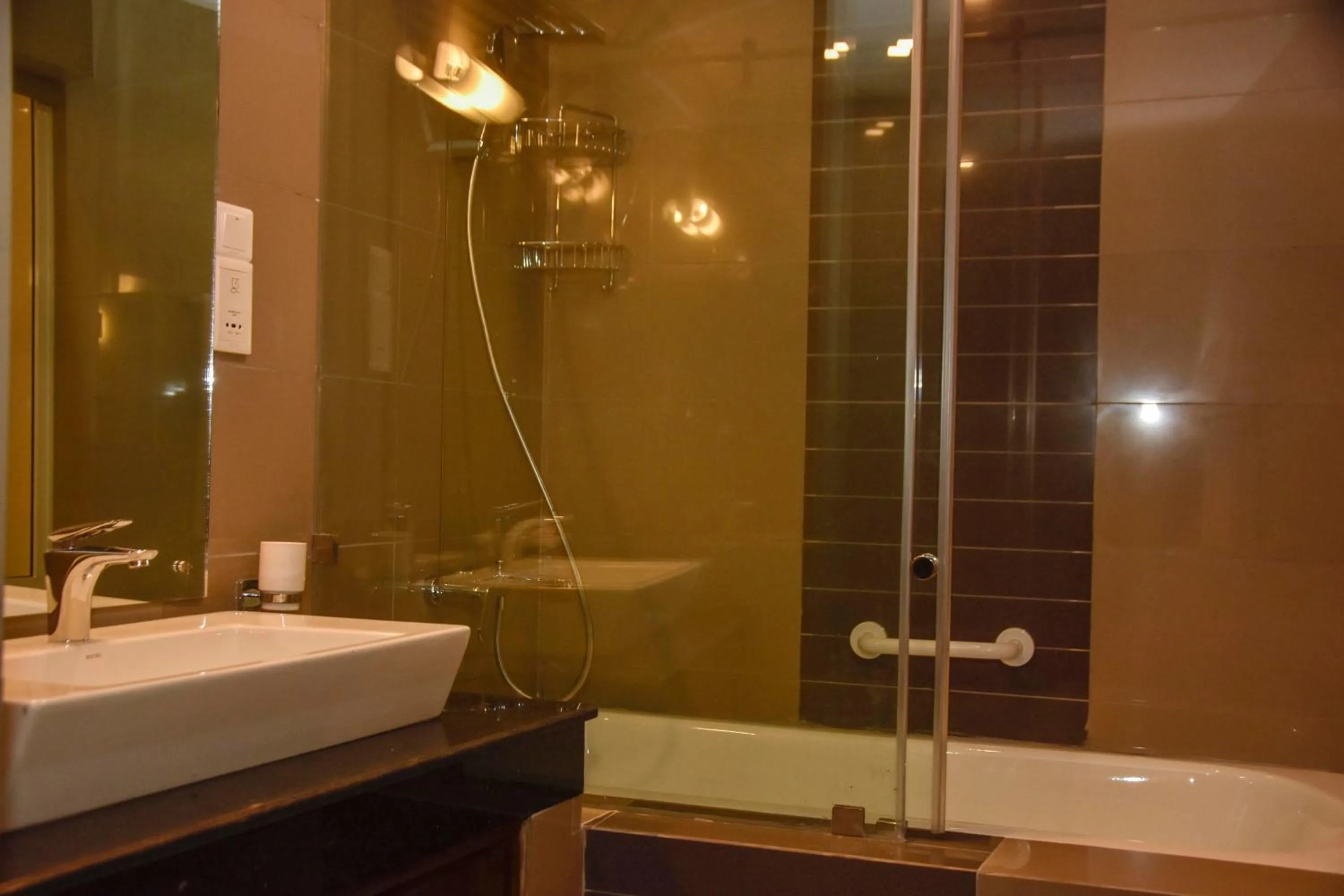 Shower in Hotel Refresh Blue