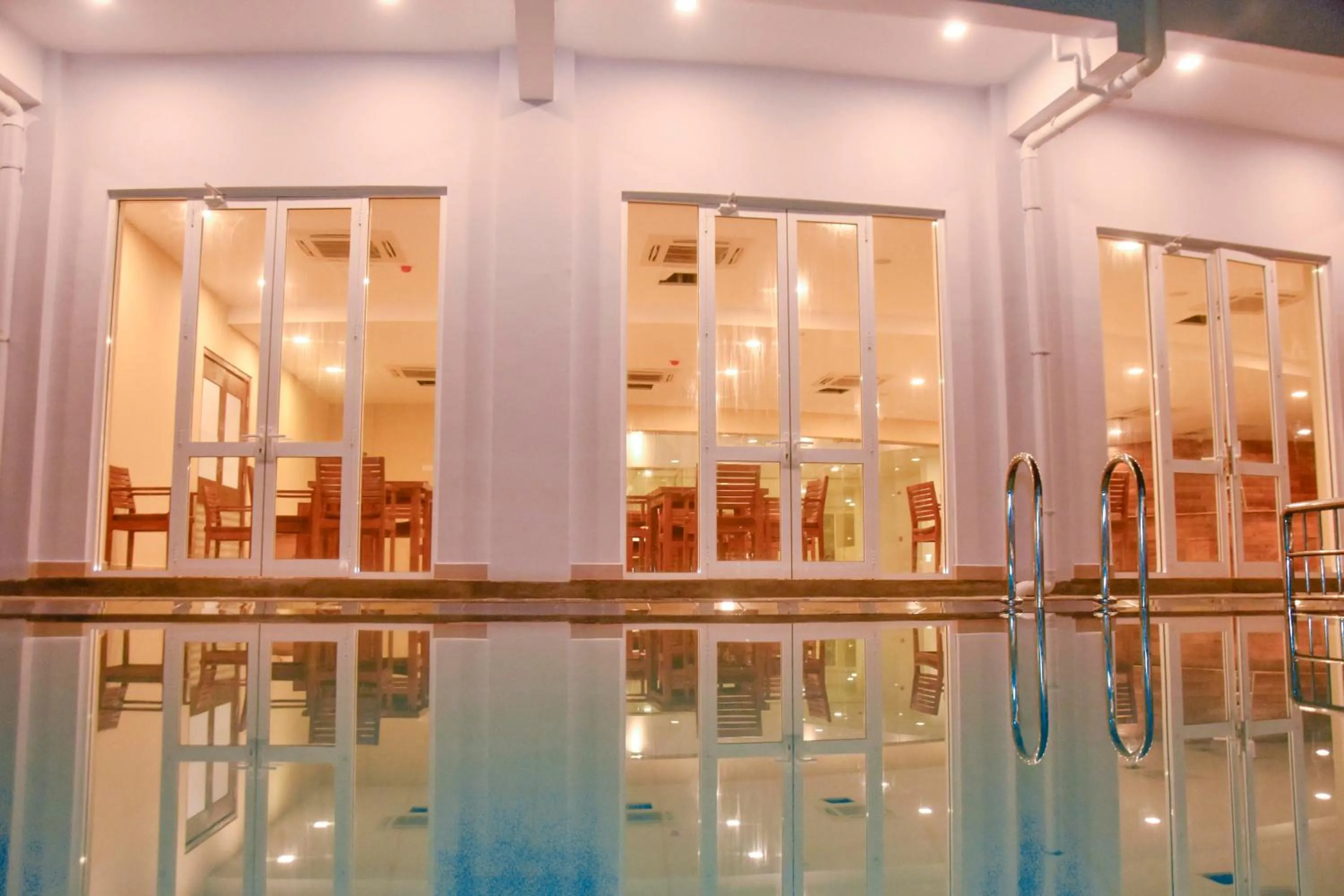 Restaurant/places to eat in Hotel Refresh Blue