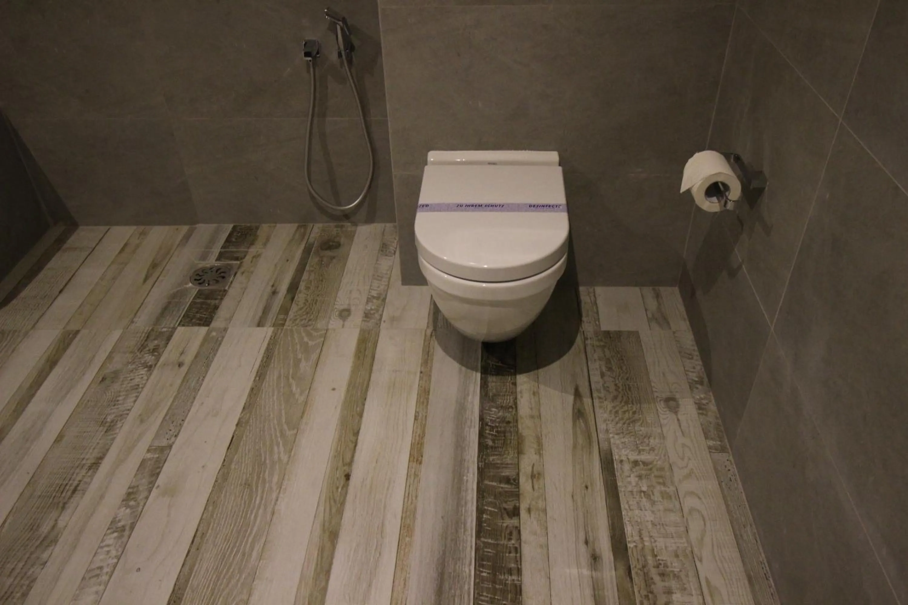 Toilet in Hotel Refresh Blue