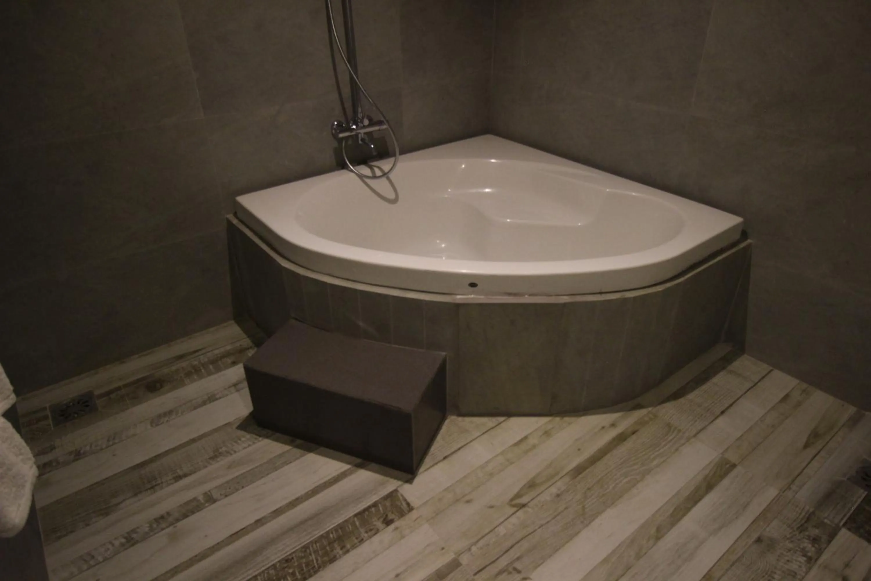 Bath in Hotel Refresh Blue