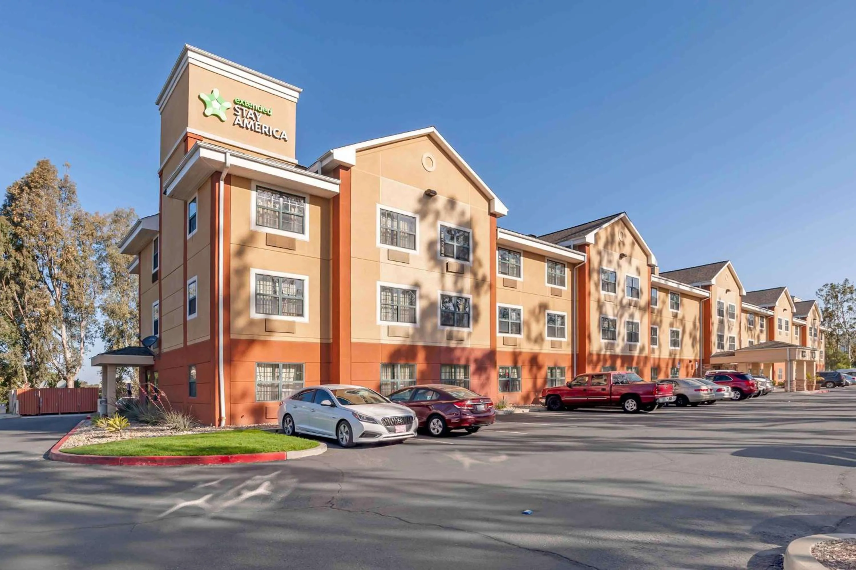Property building in Extended Stay America Suites - Orange County - Lake Forest