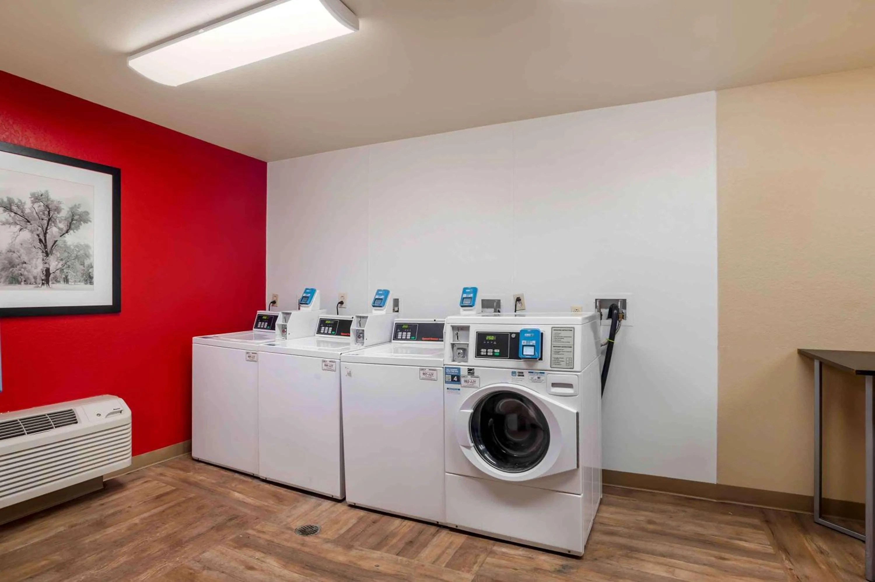 Property building in Extended Stay America Suites - Orange County - Lake Forest