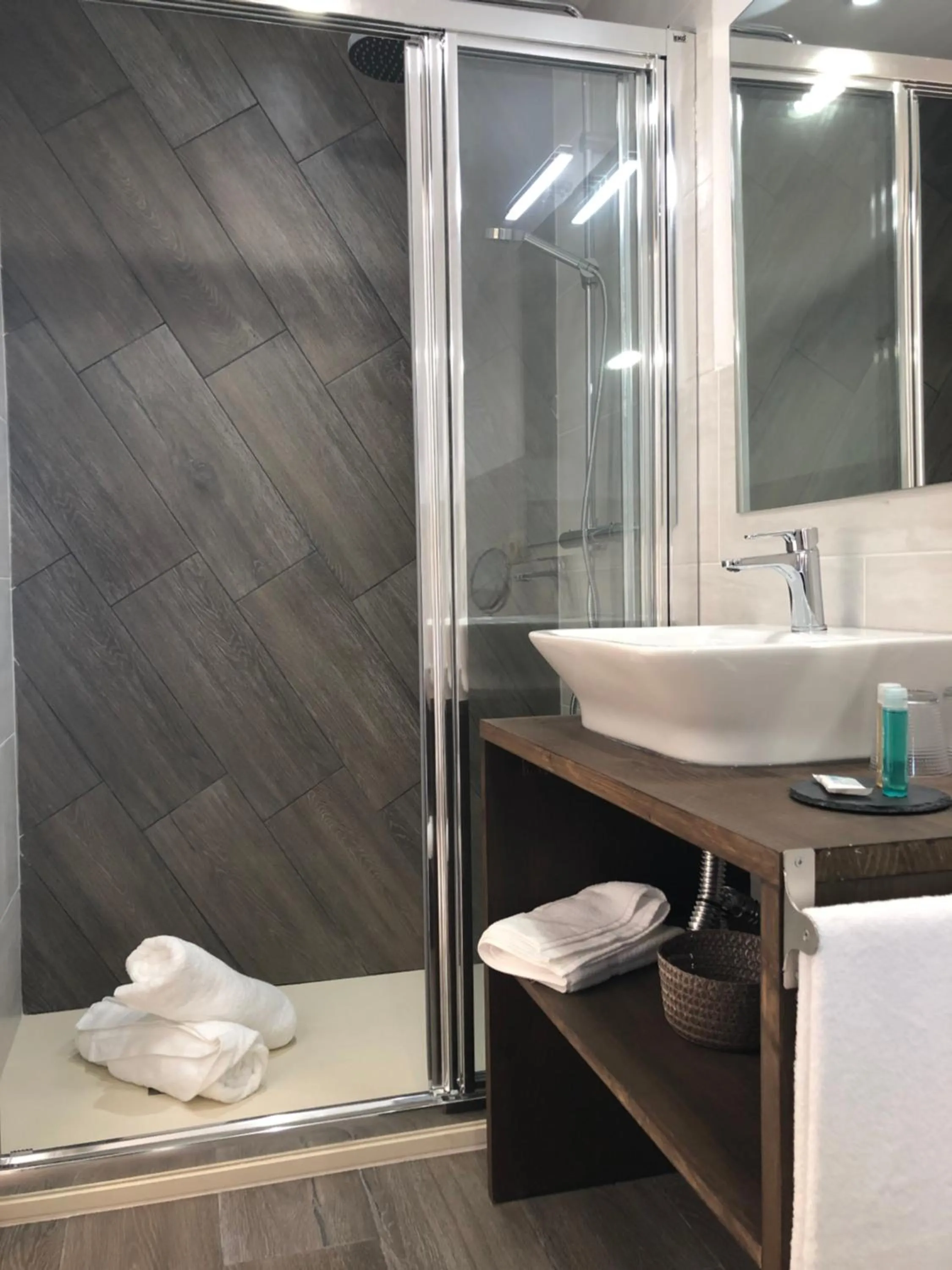 Shower in Nasilvana Hotel & Spa Adults Only