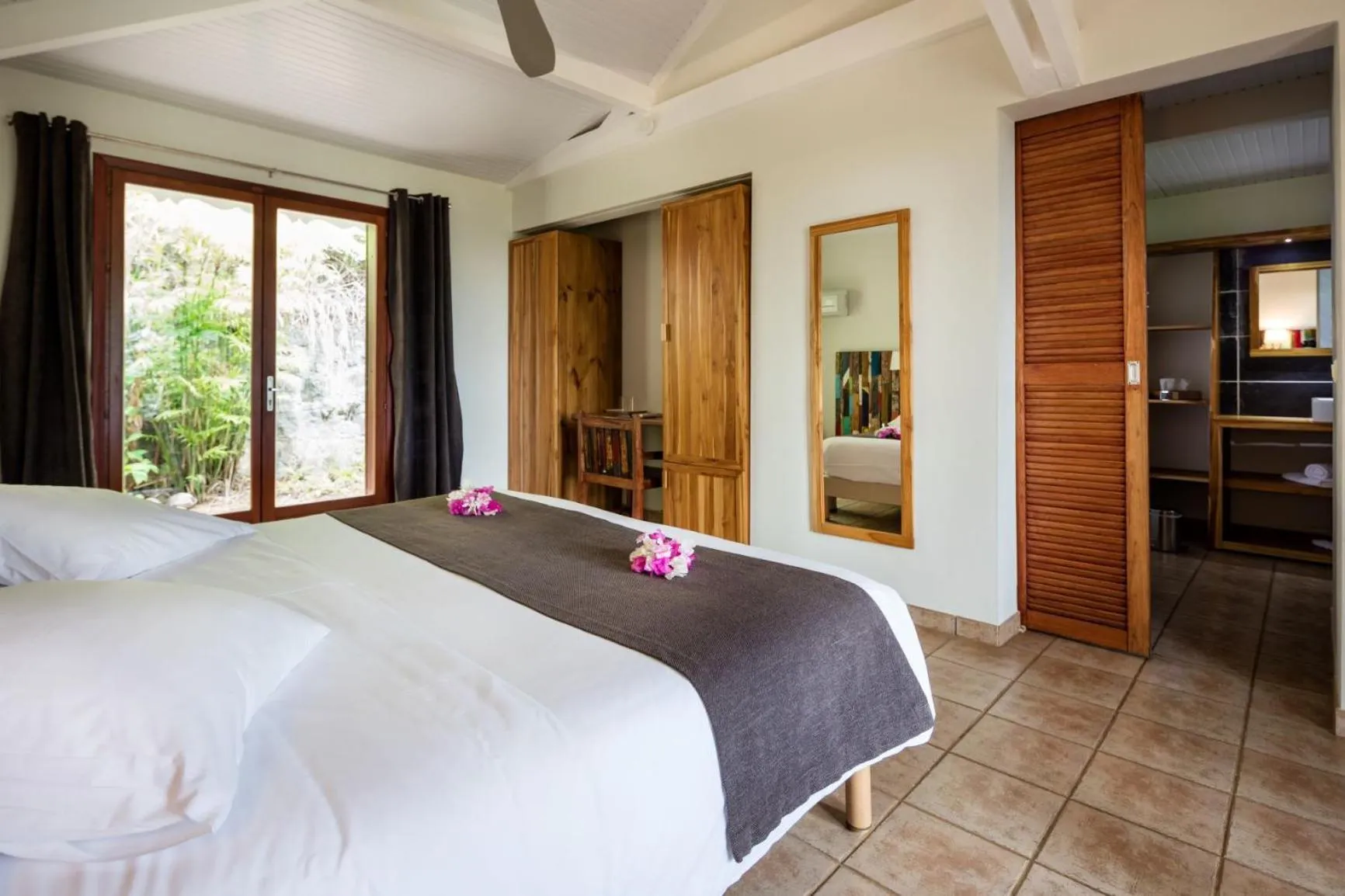 Shower, Bed in Le Rayon Vert - Hôtel & Restaurant VUE SUR MER