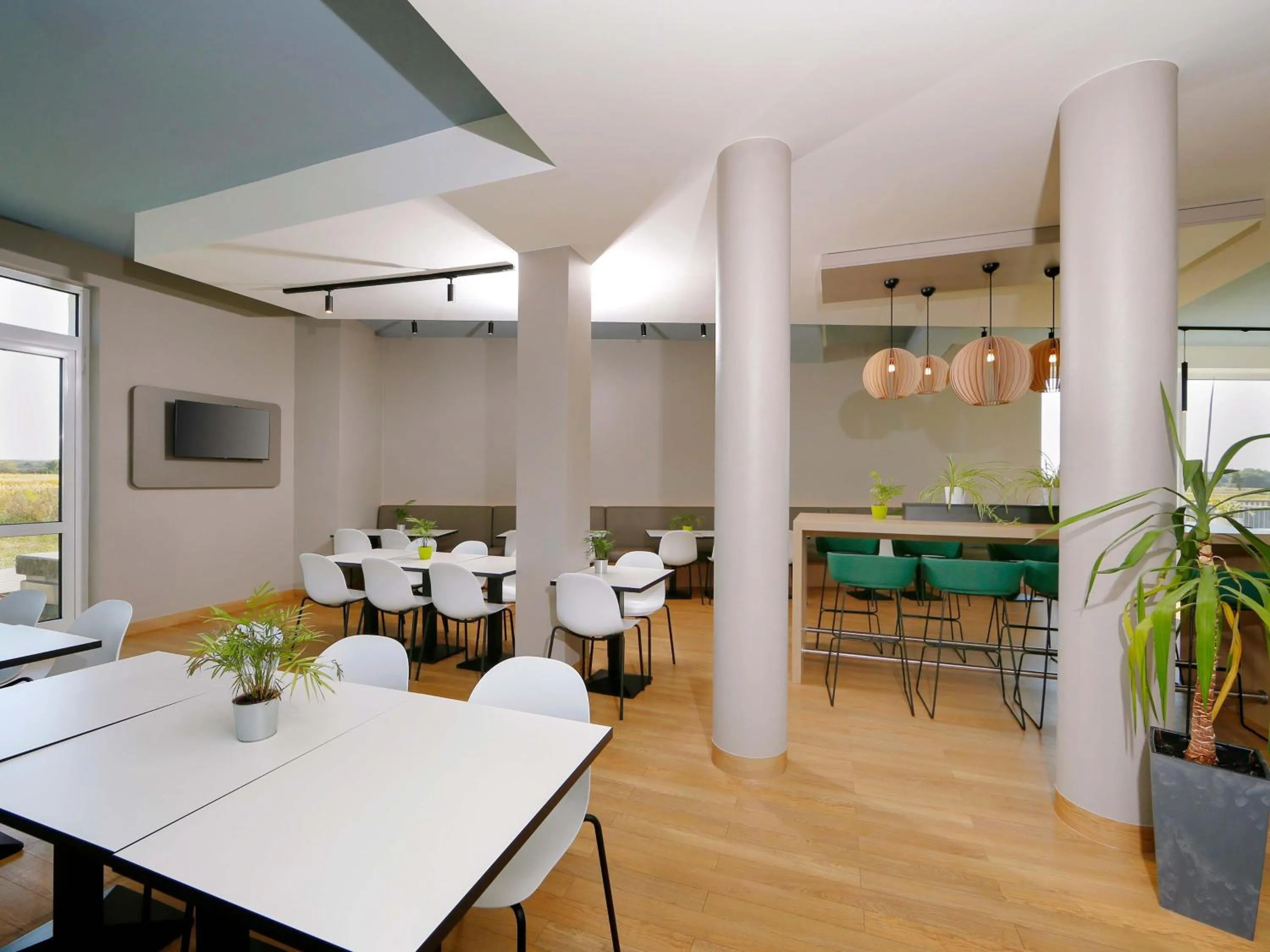 Restaurant/places to eat in B&B Hotel Berlin-Airport