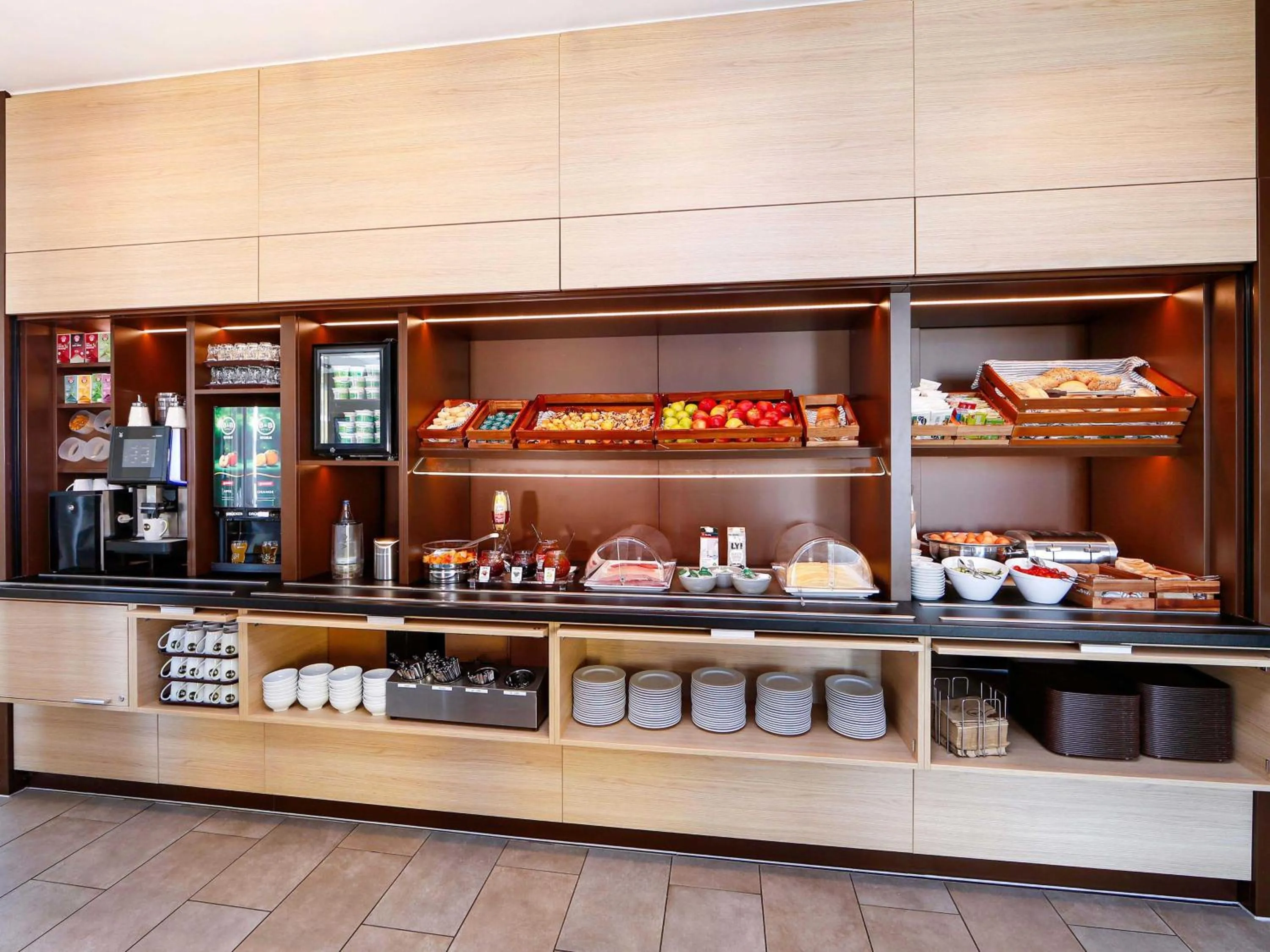 Restaurant/places to eat in B&B Hotel Berlin-Airport