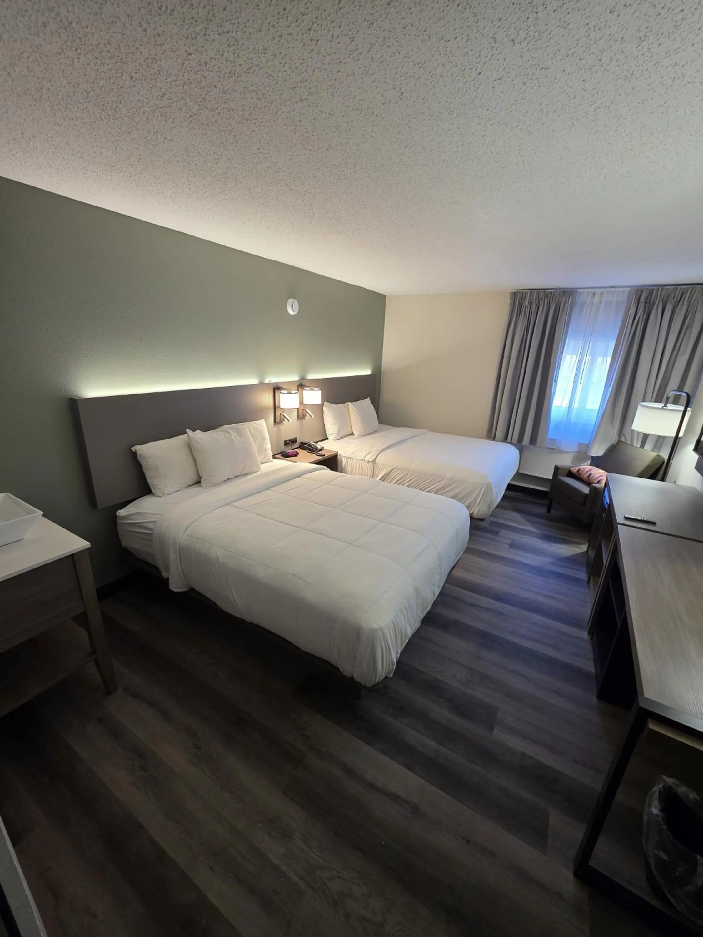 Photo of the whole room, Bed in Dakota Inn