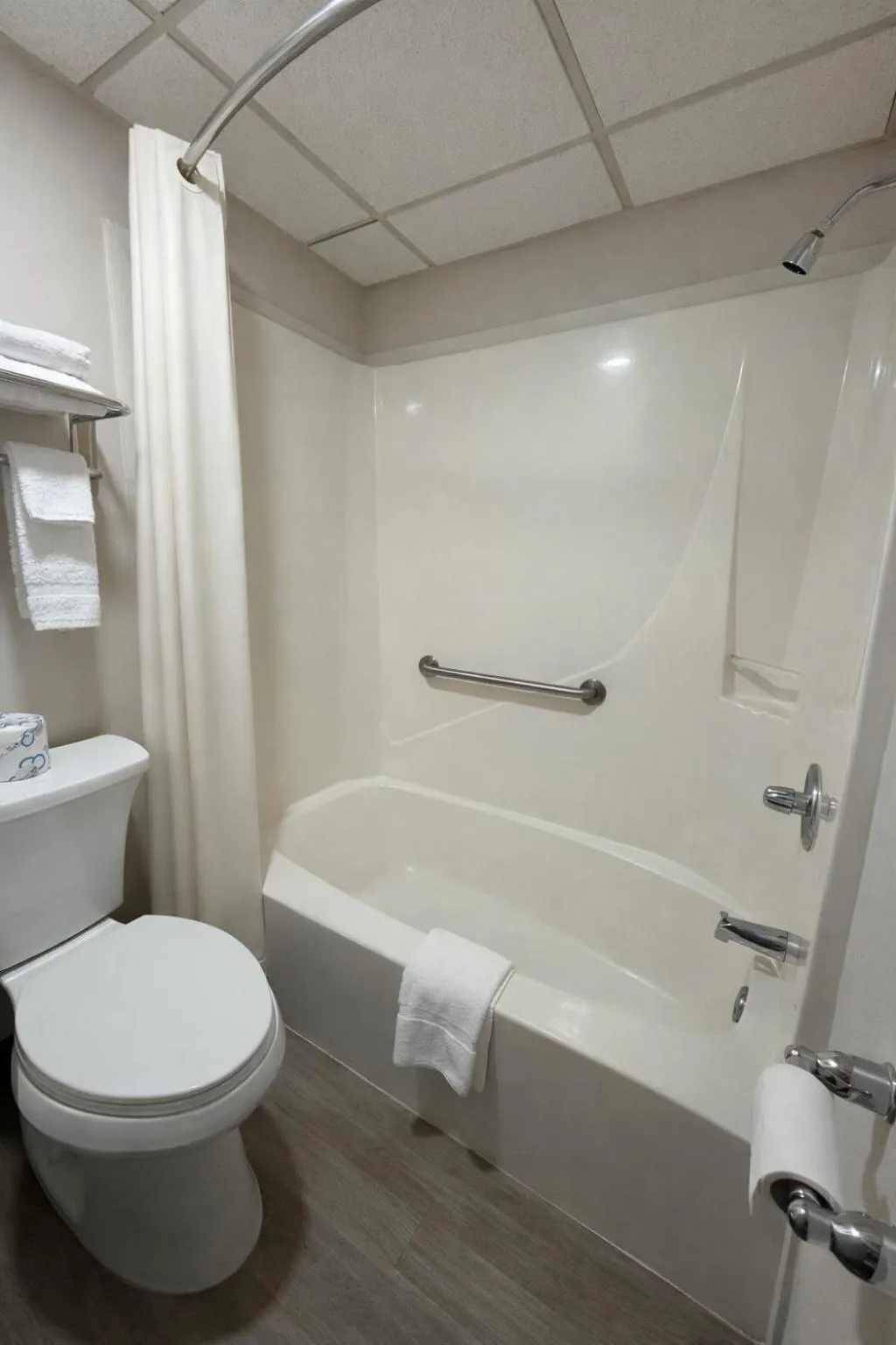 Bathroom in Dakota Inn