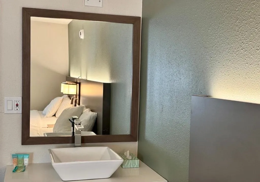 Bathroom in Dakota Inn