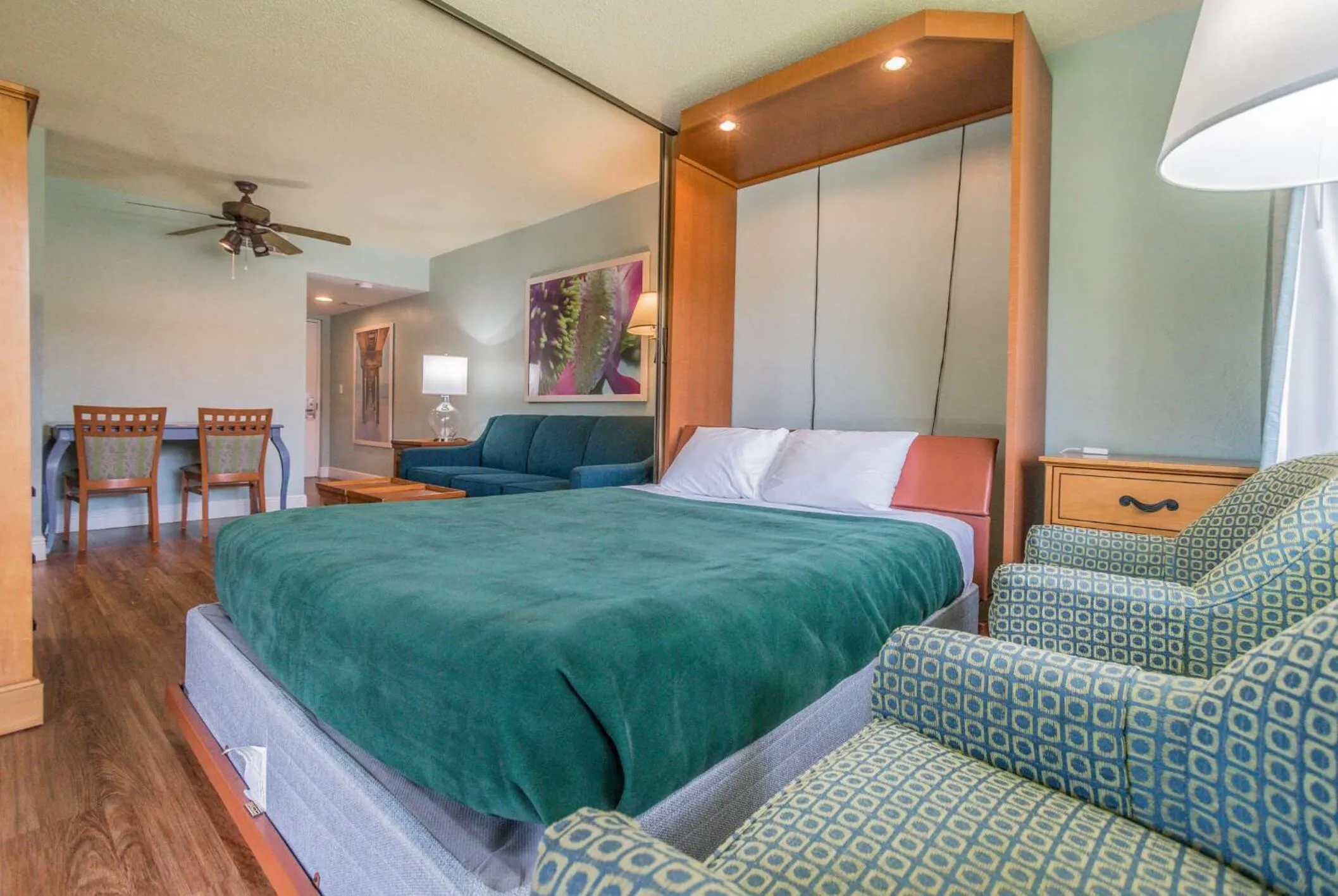 Living room, Bed in Lehigh Resort Club