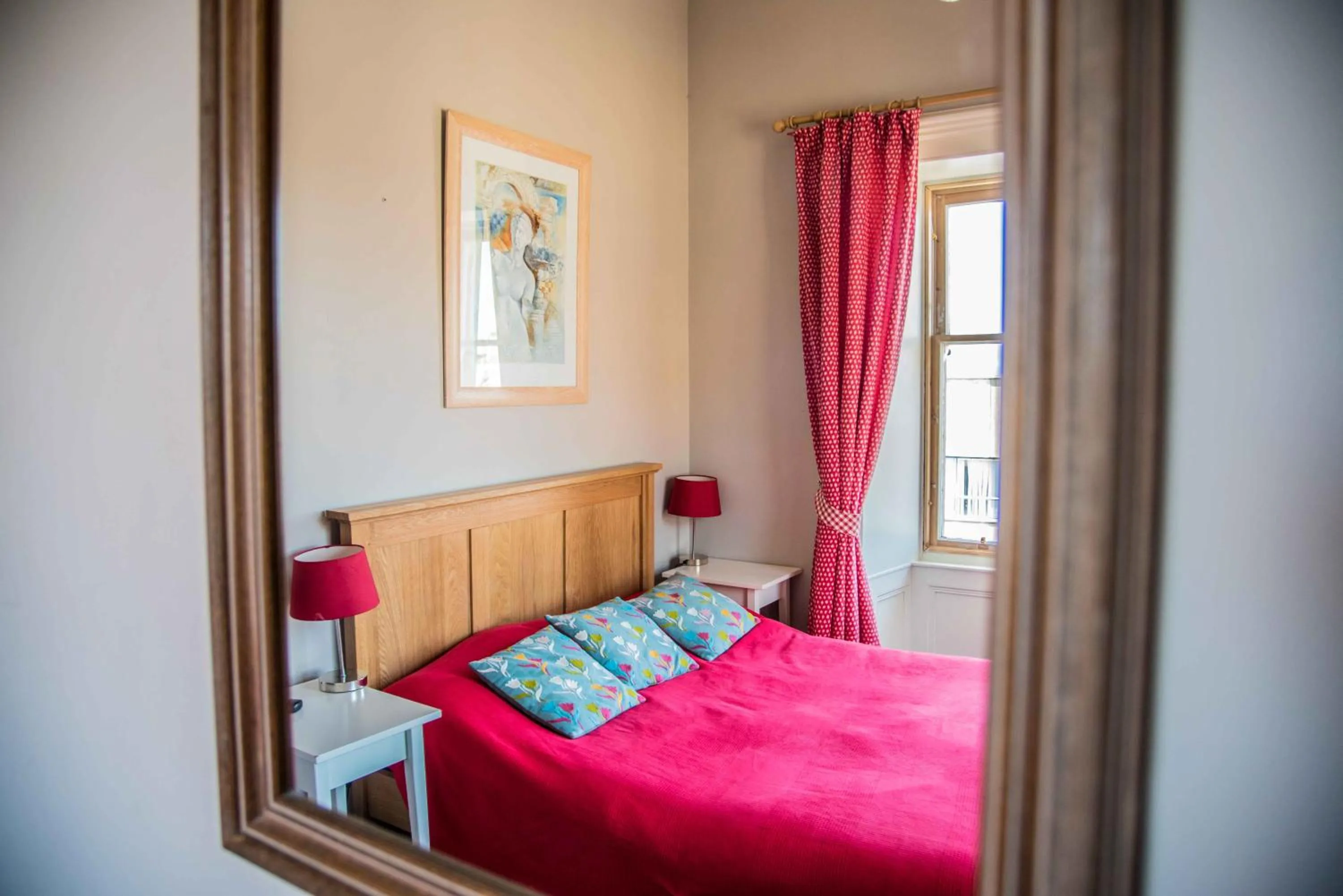 Photo of the whole room in William Wallace Hotel