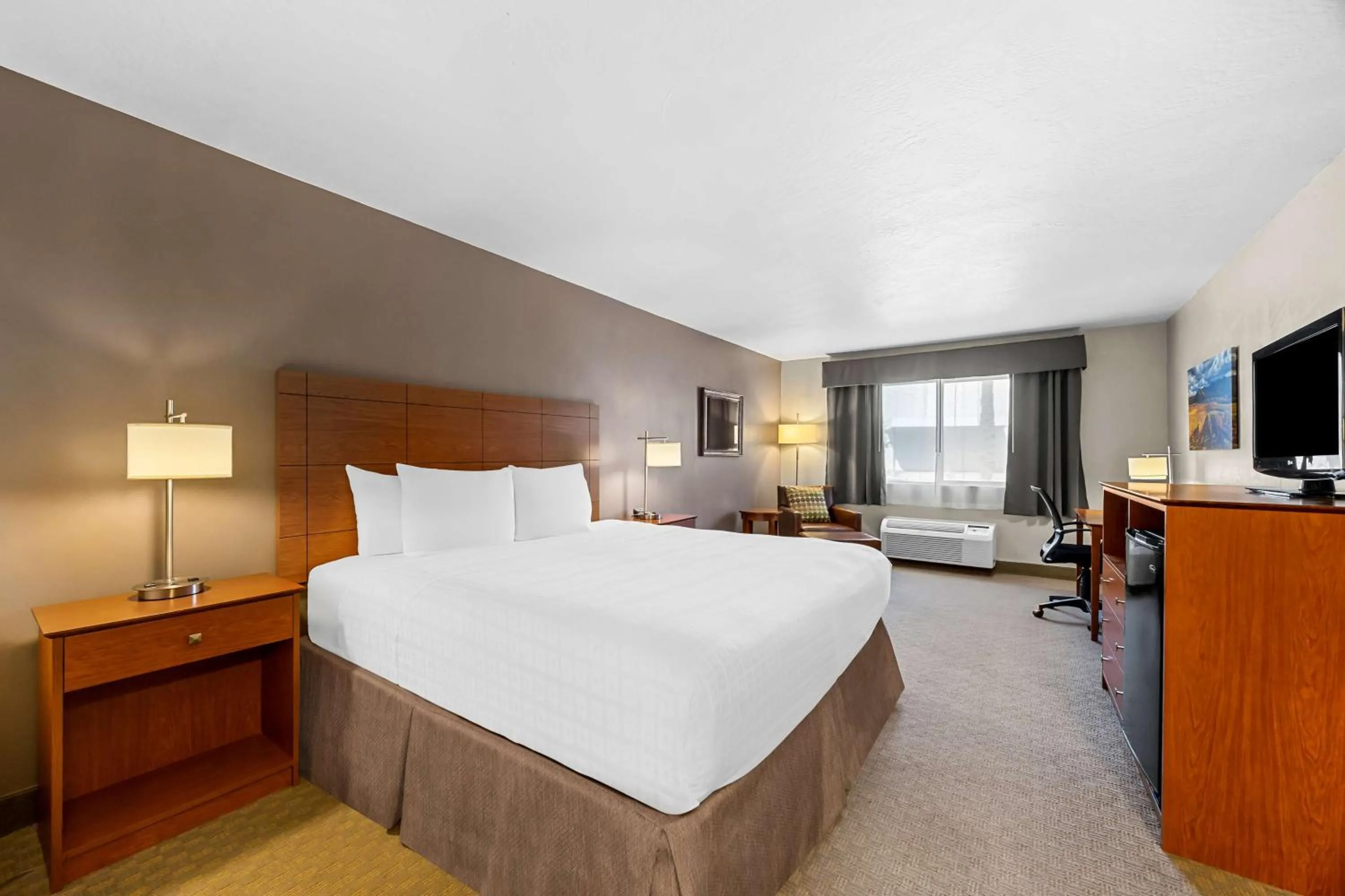 Bedroom, Bed in Best Western Inn at the Rogue