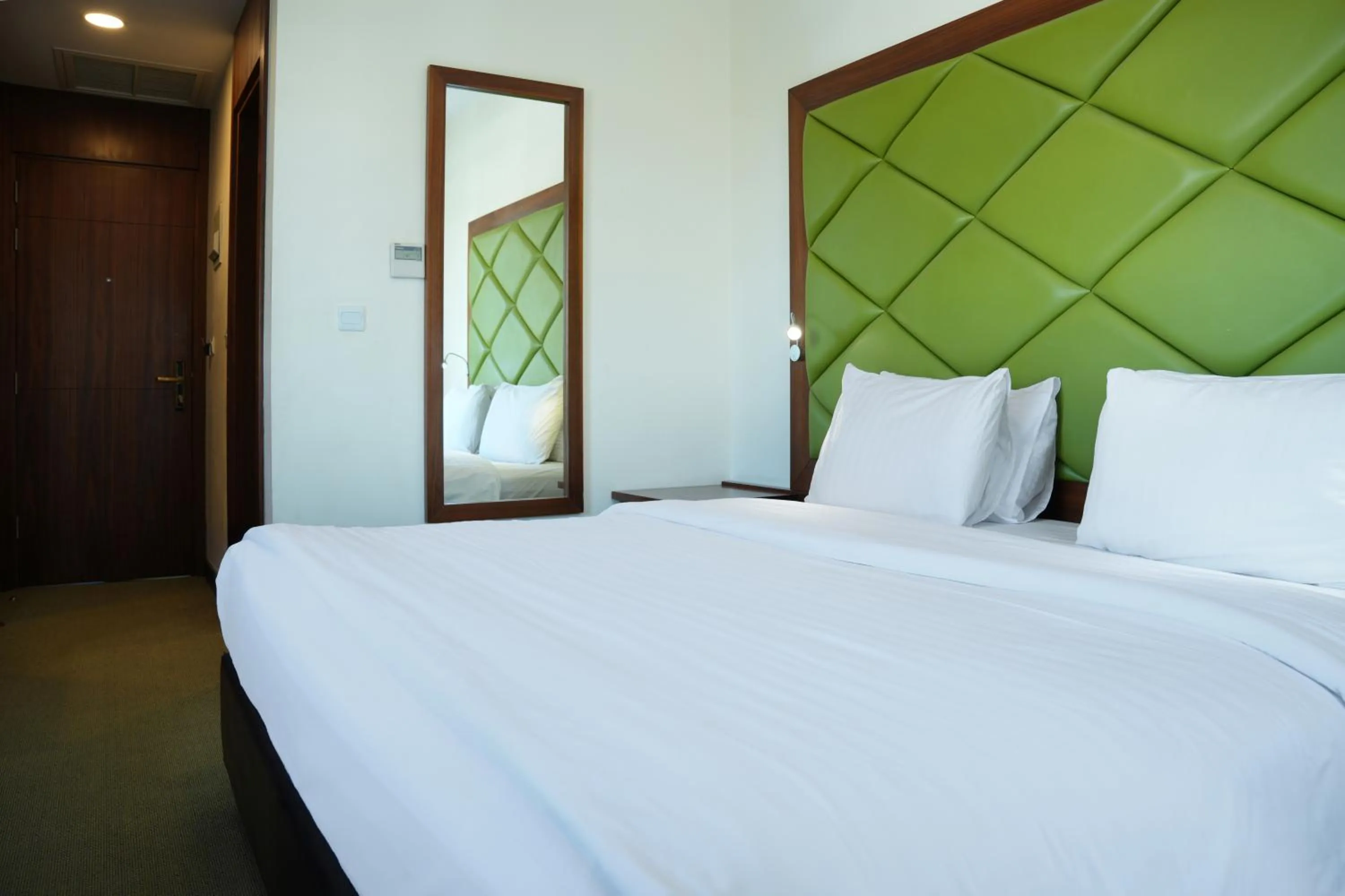 Bedroom, Bed in Holyland Hotel Amman