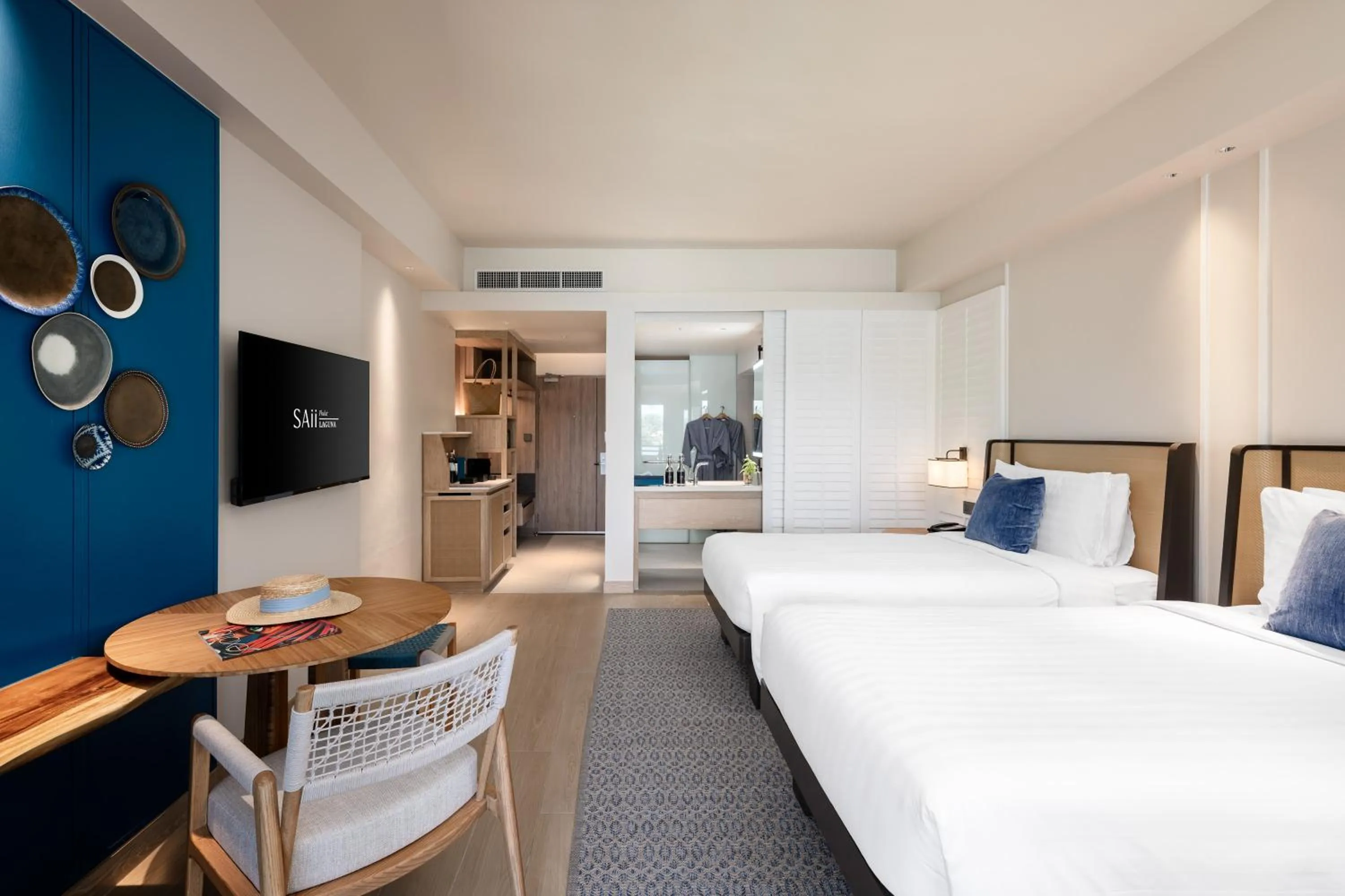 Photo of the whole room, Bed in SAii Laguna Phuket