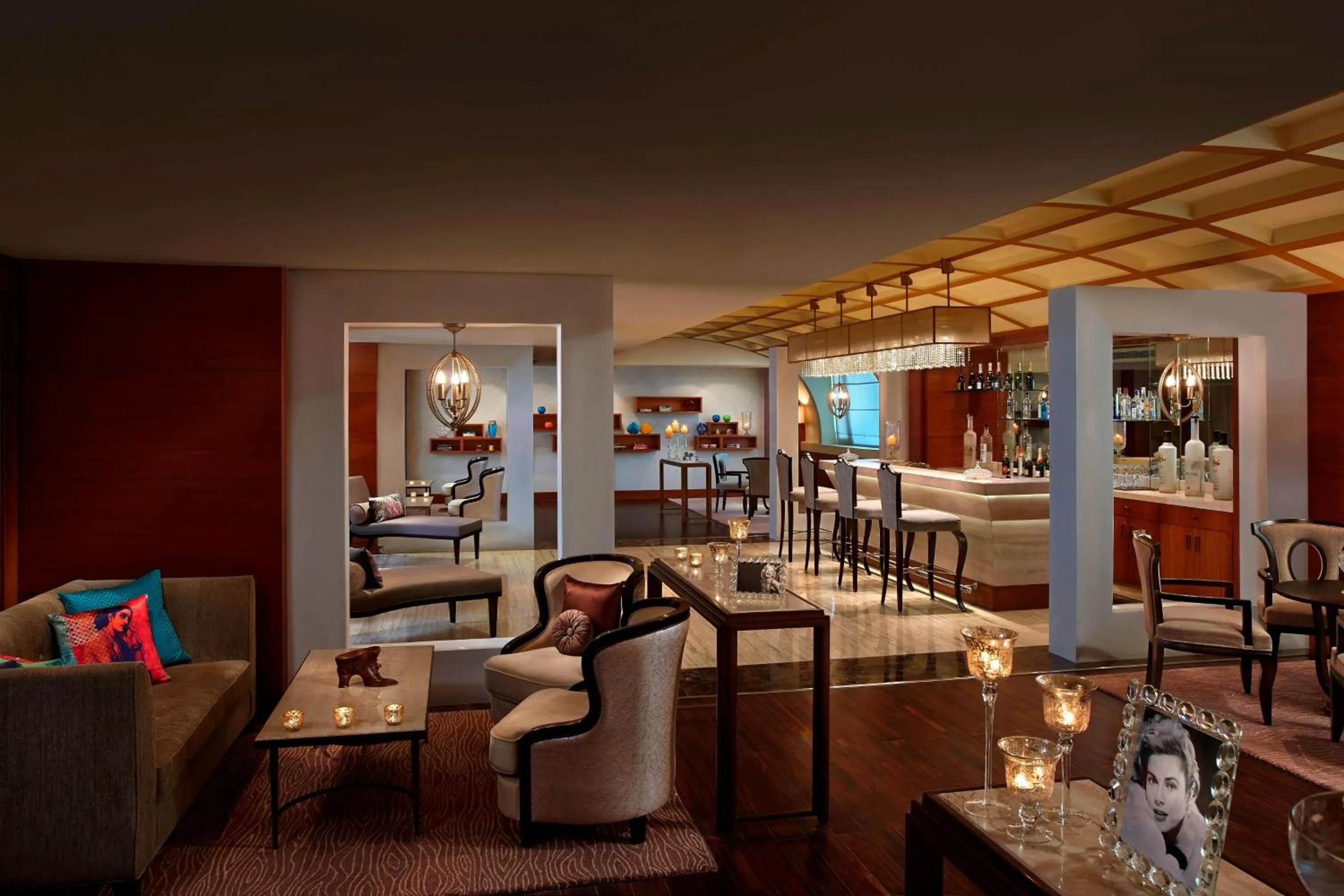 Lounge or bar in ITC Grand Chola, a Luxury Collection Hotel, Chennai