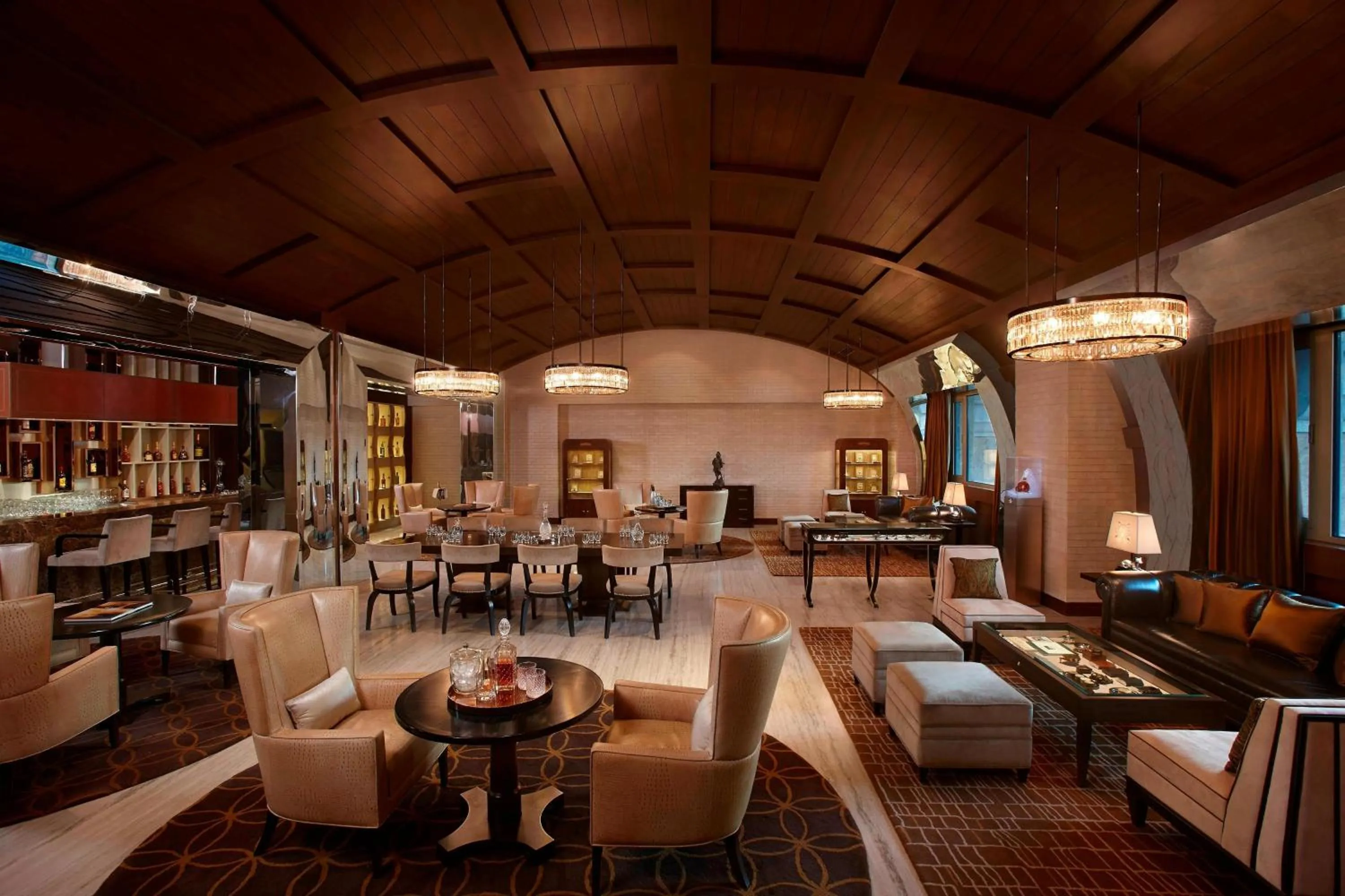 Lounge or bar in ITC Grand Chola, a Luxury Collection Hotel, Chennai