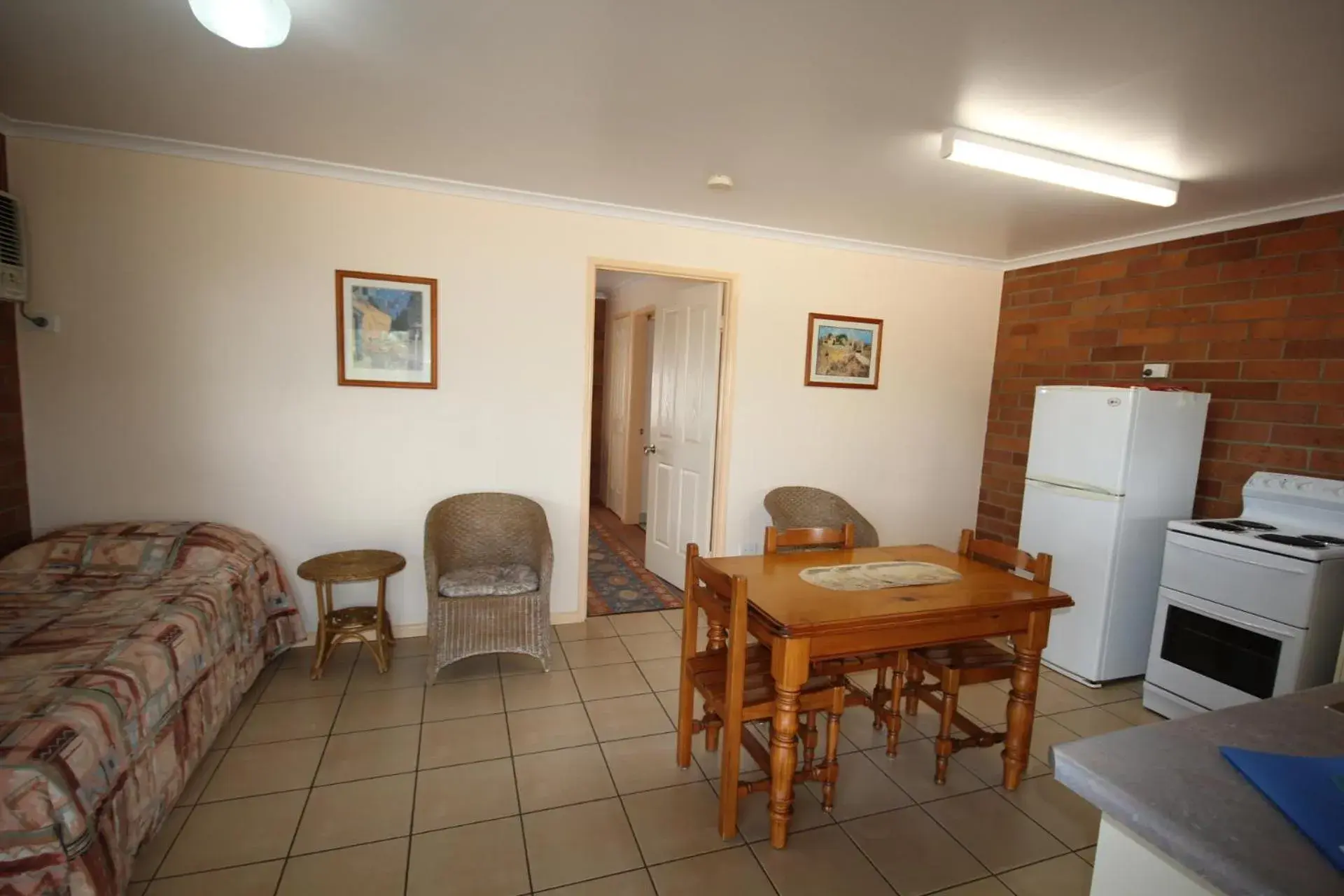 One-Bedroom Apartment in Rubyvale Motel & Holiday Units - An Adults Only Getaway One-Bedroom Apartment in Rubyvale Motel & Holiday Units - An Adults Only Getaway