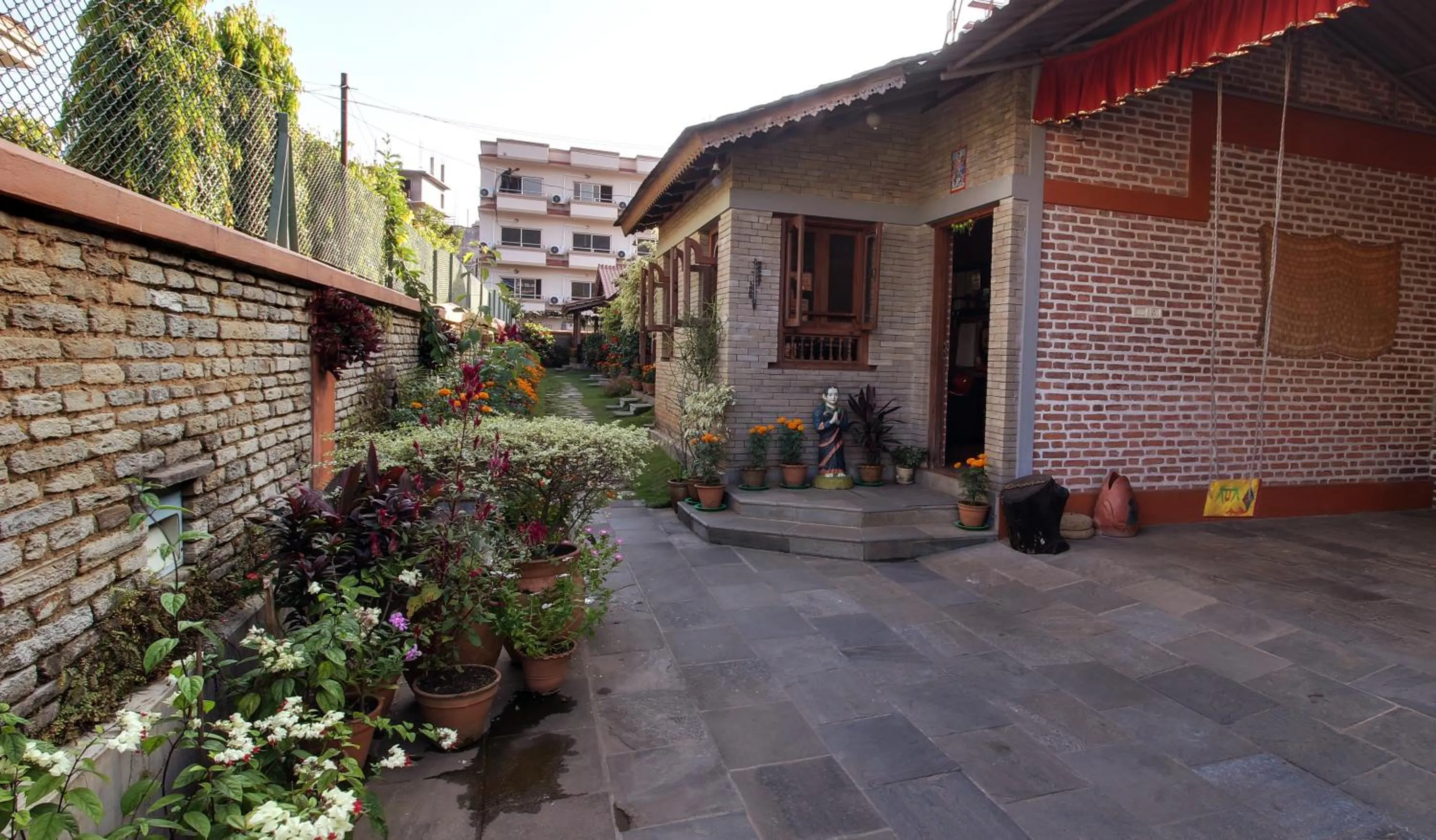 Vardan Resort n' Apartment