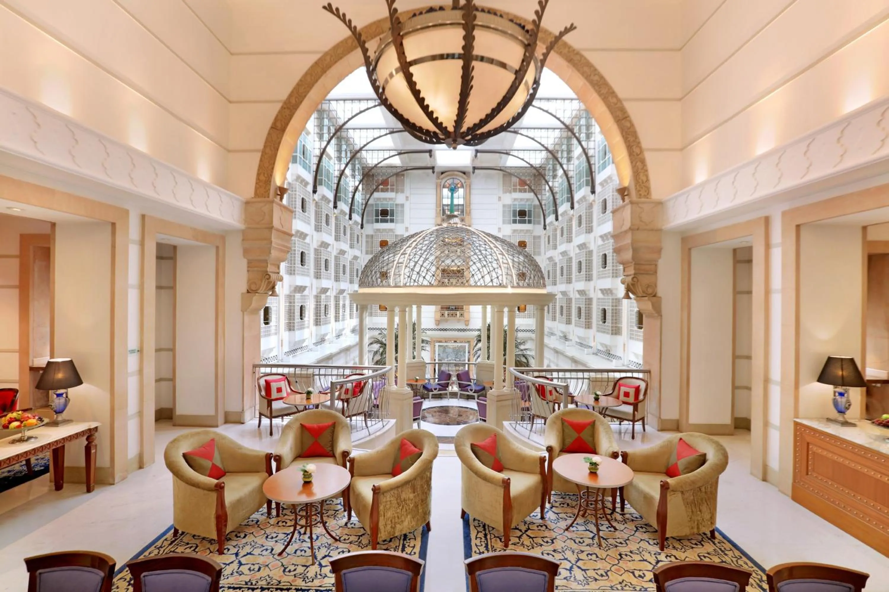 Lounge or bar in ITC Maratha, a Luxury Collection Hotel, Mumbai