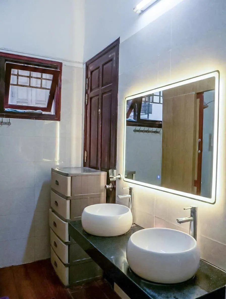 Toilet in Tuna Homestay Hanoi & Experience