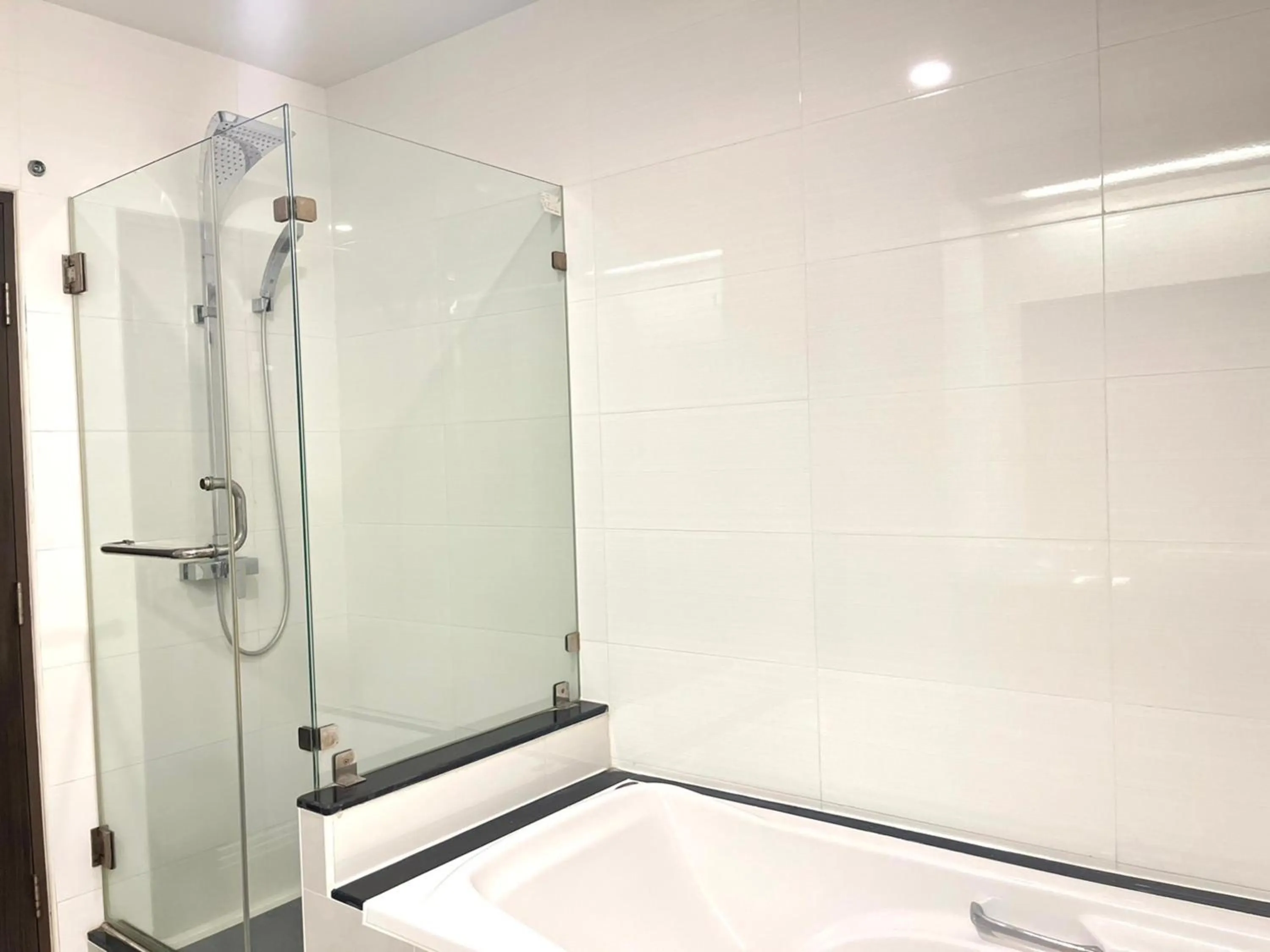 Shower in Crystal Suites Suvarnbhumi Airport
