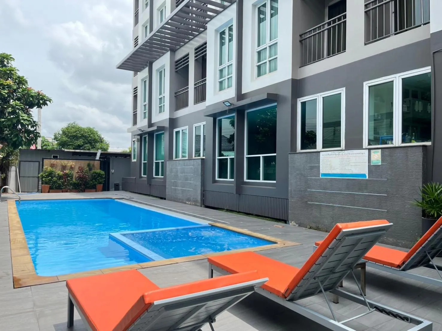 Swimming pool in Crystal Suites Suvarnbhumi Airport