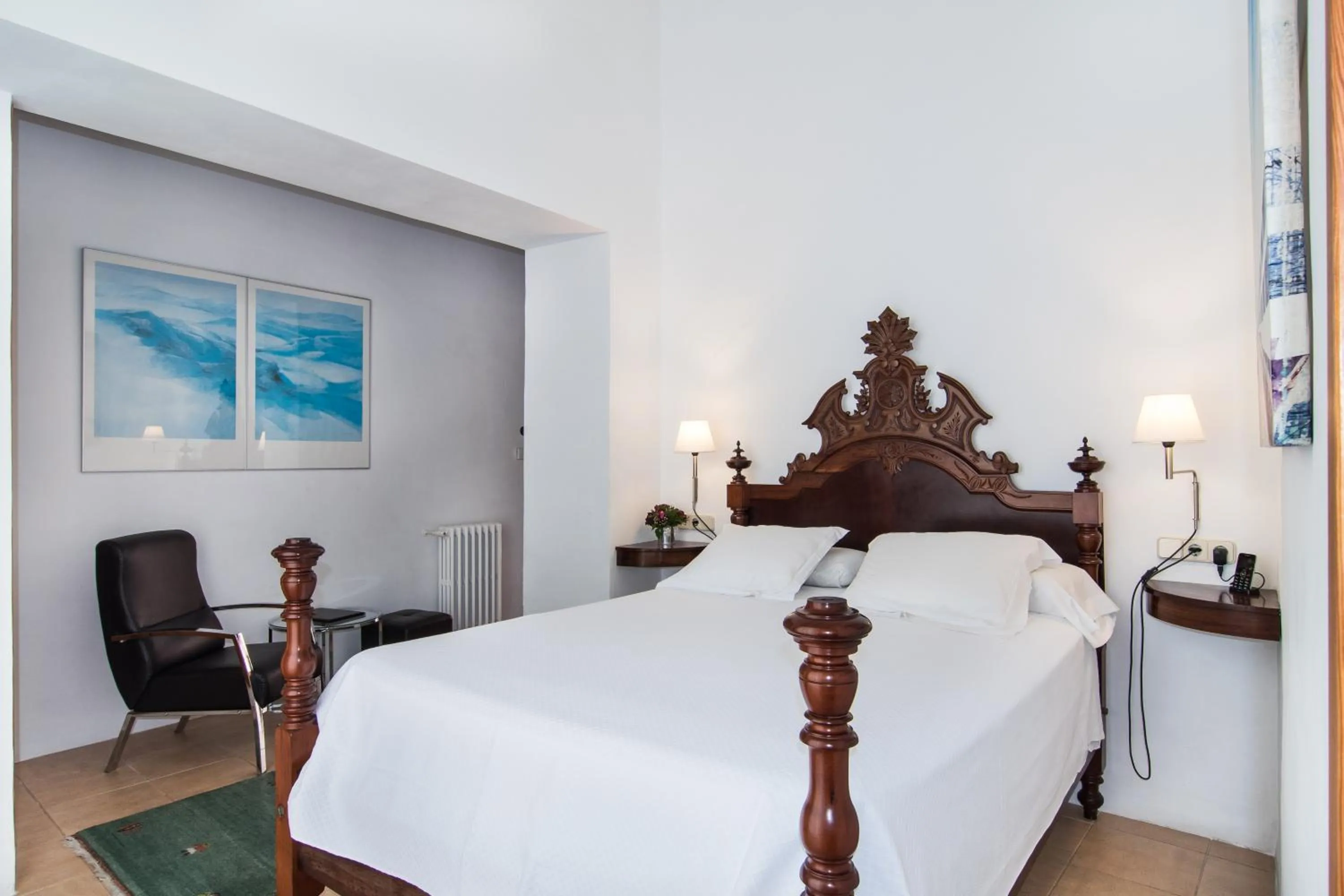 Photo of the whole room, Bed in Hotel Can Moragues