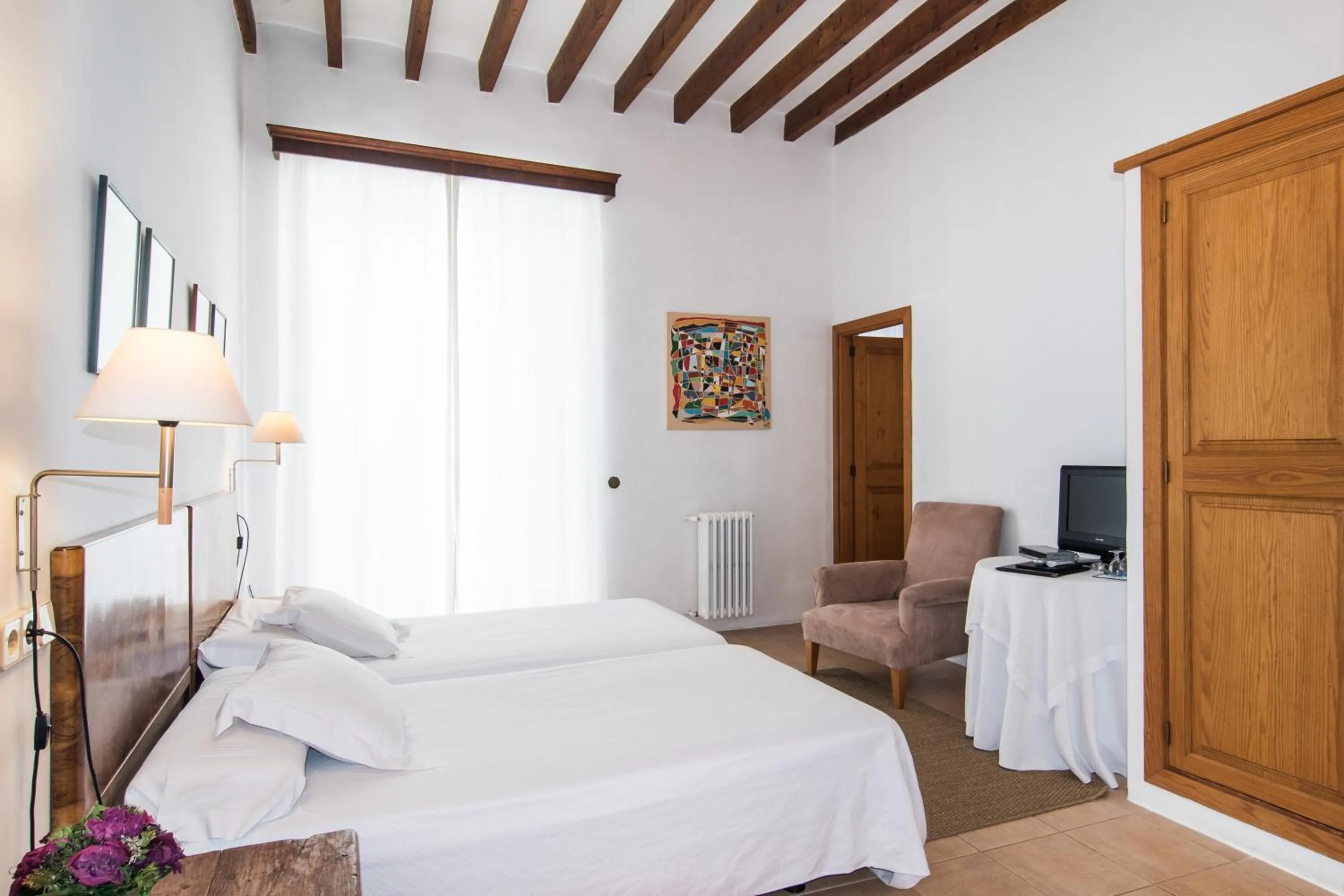 Photo of the whole room, Bed in Hotel Can Moragues