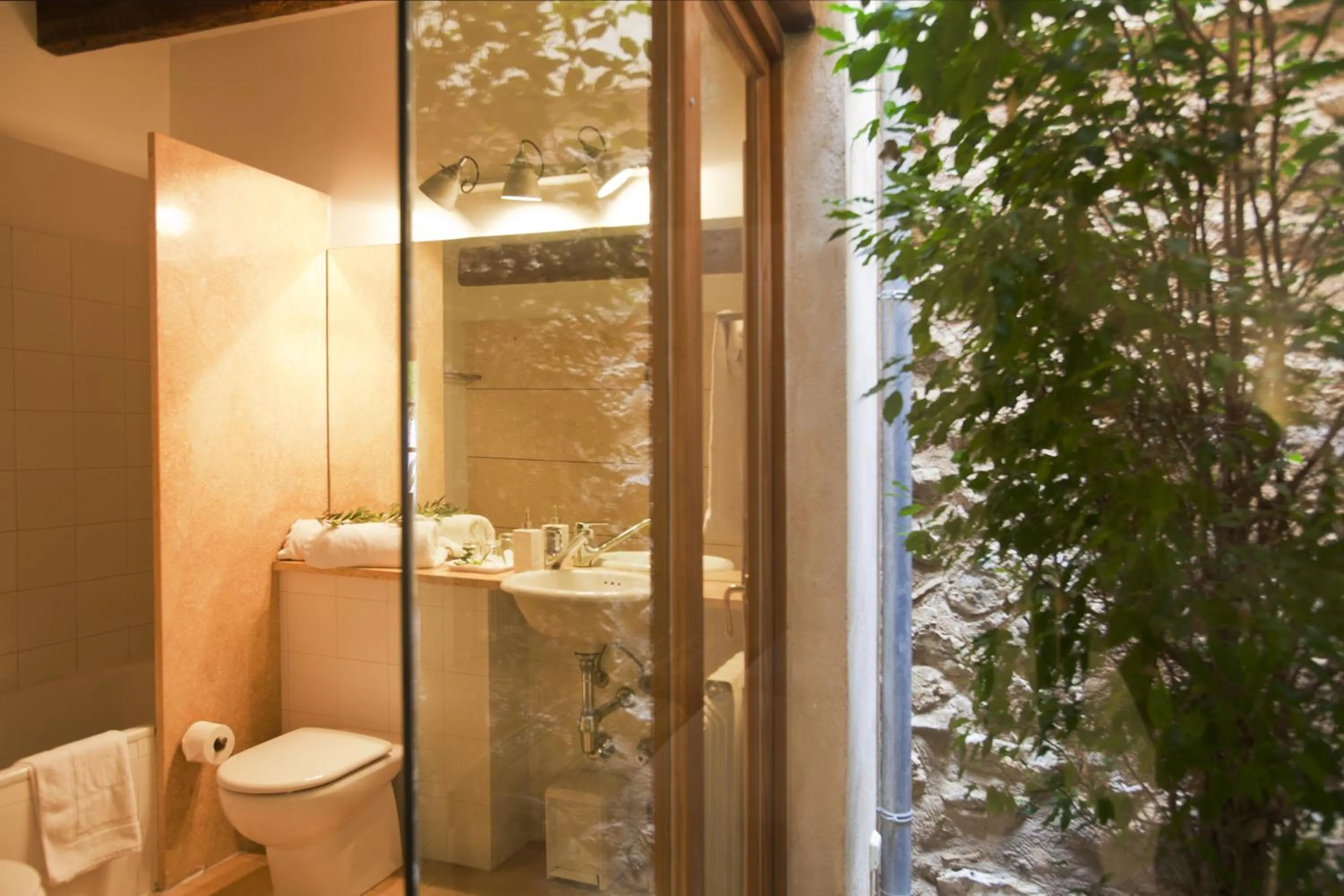 Toilet in Hotel Can Moragues