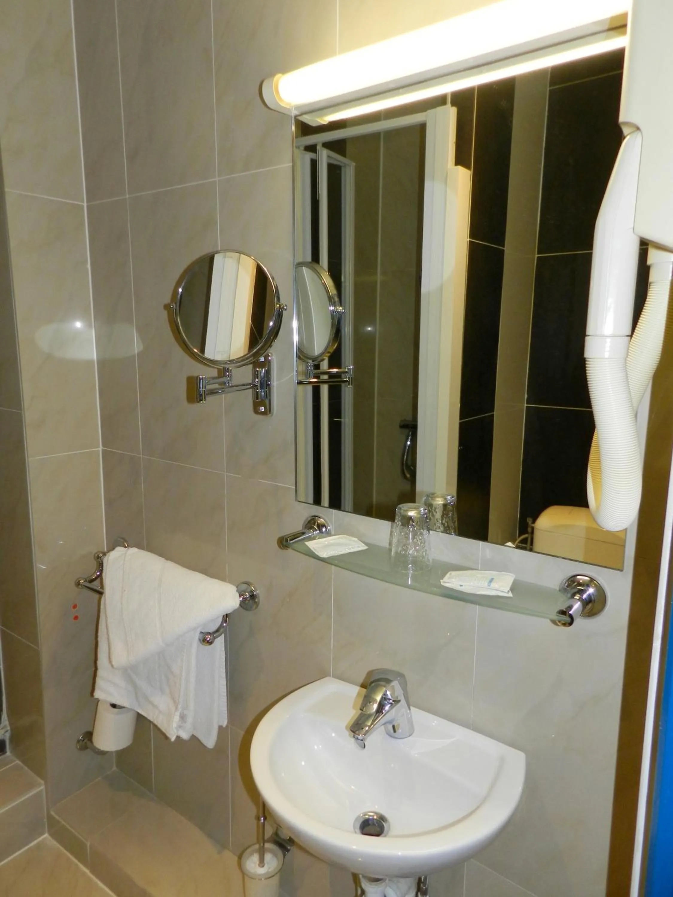 Bathroom in Antares hostel