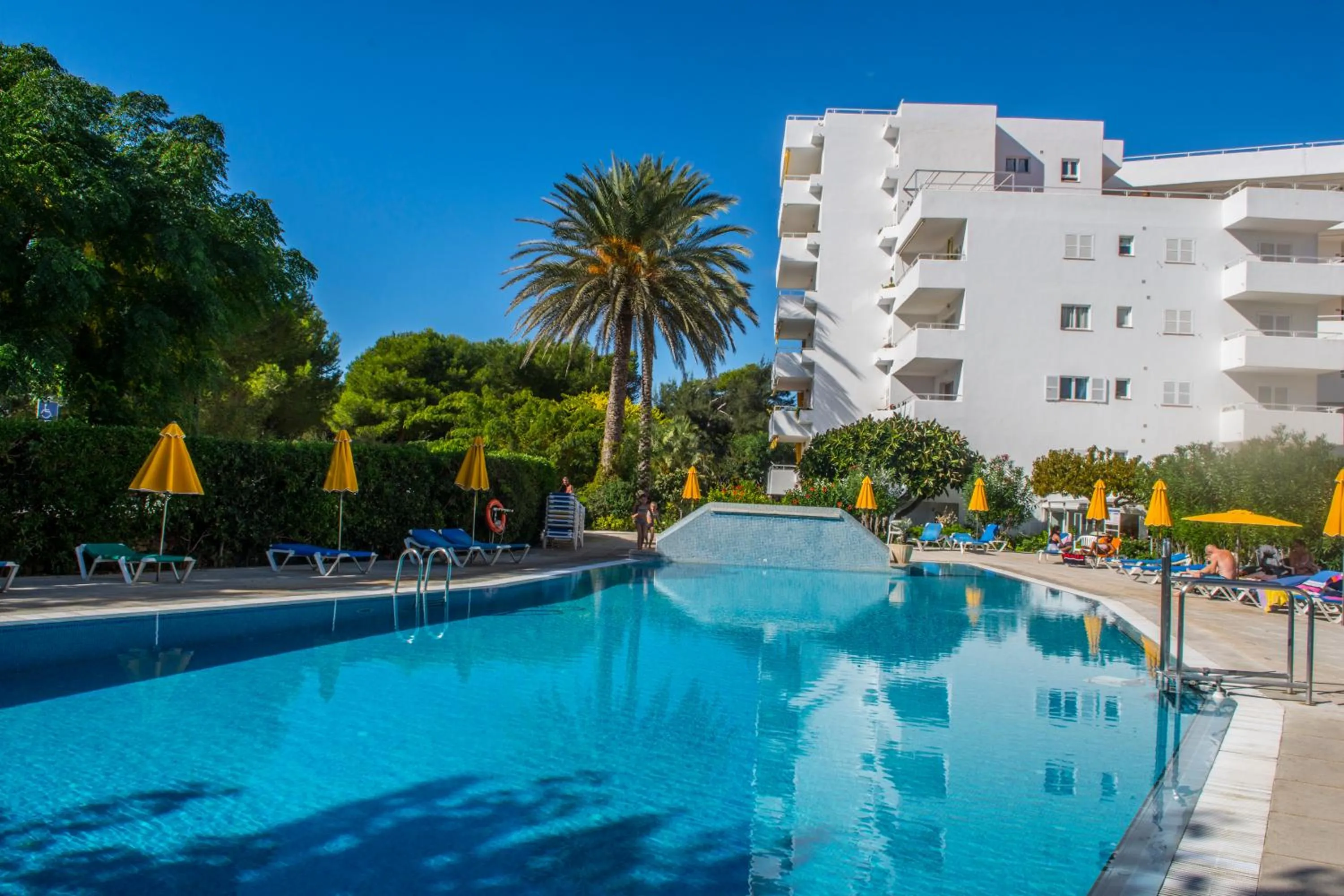 Swimming pool in Hamilton Court