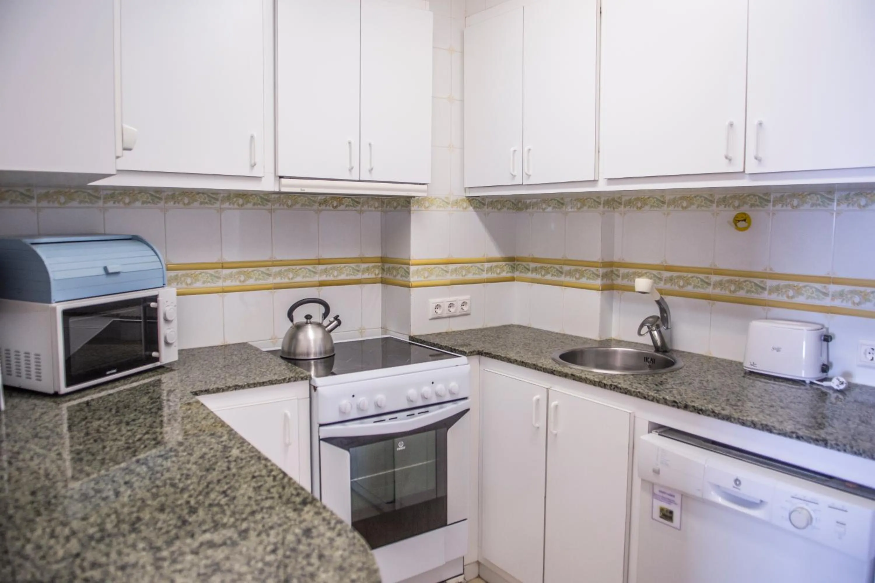 Kitchen or kitchenette in Hamilton Court