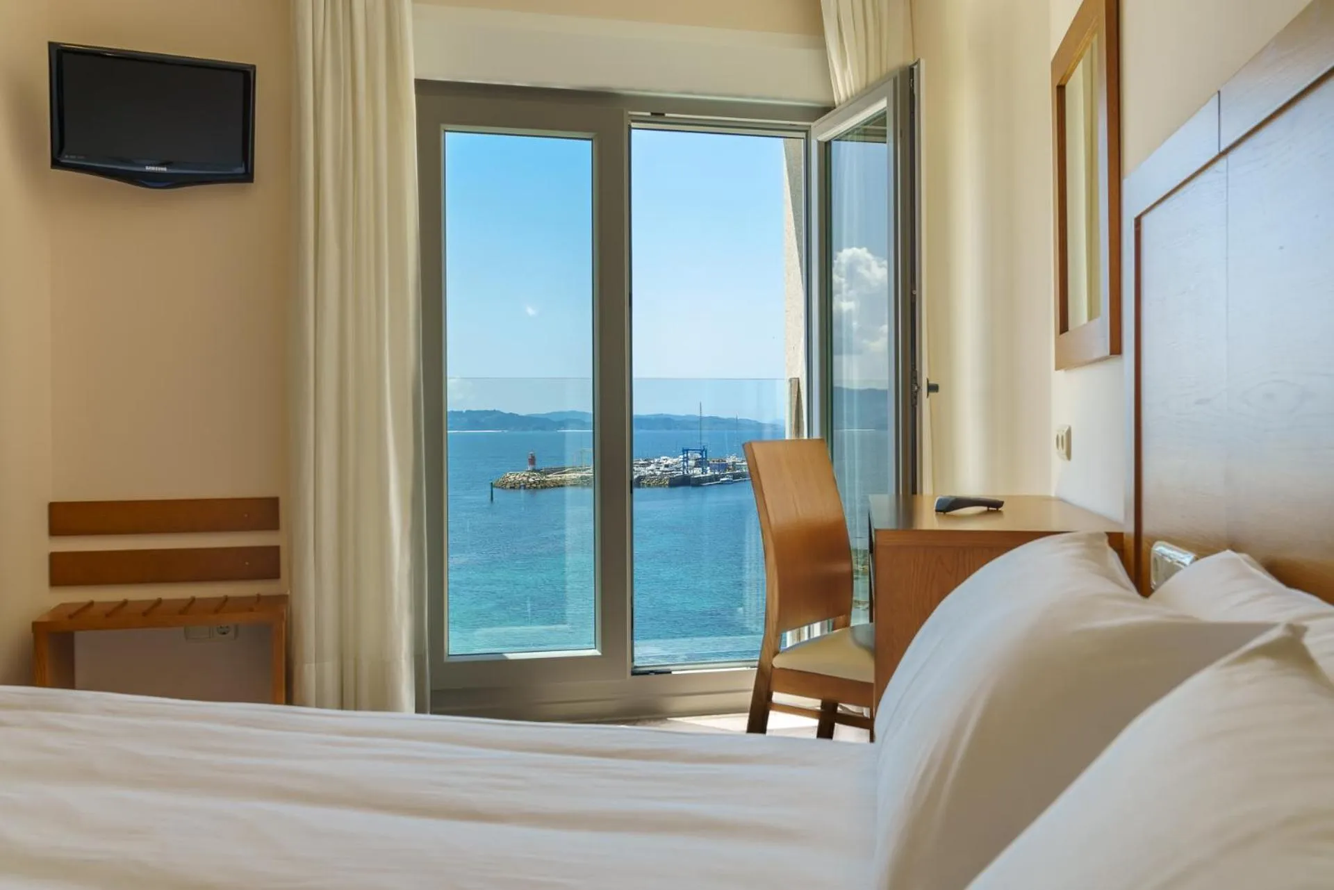 Nearby landmark, Bed in Hotel El Puente